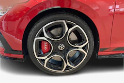 punainen Volkswagen Golf 2026 kuva 9.