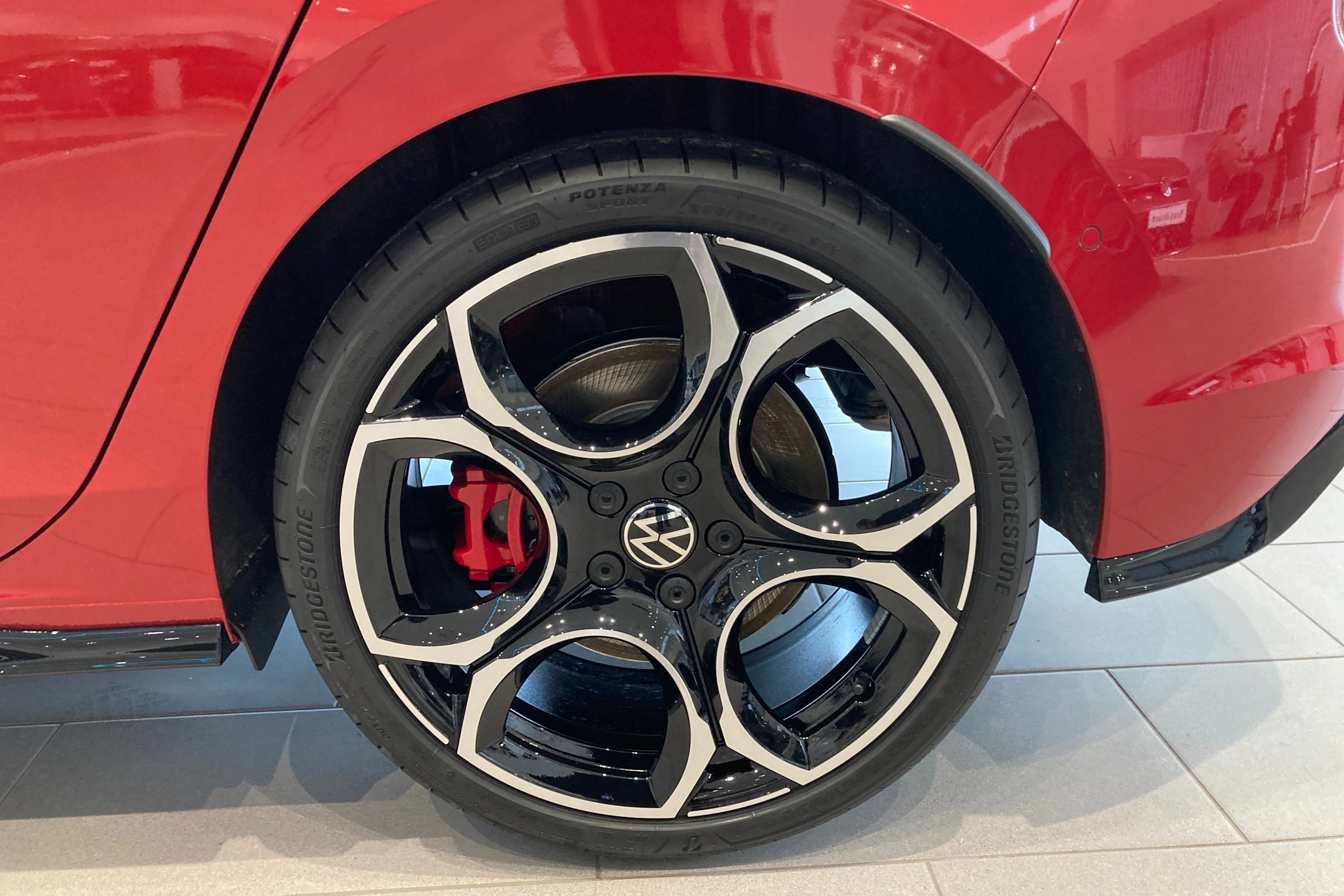 punainen Volkswagen Golf 2026 kuva 10.