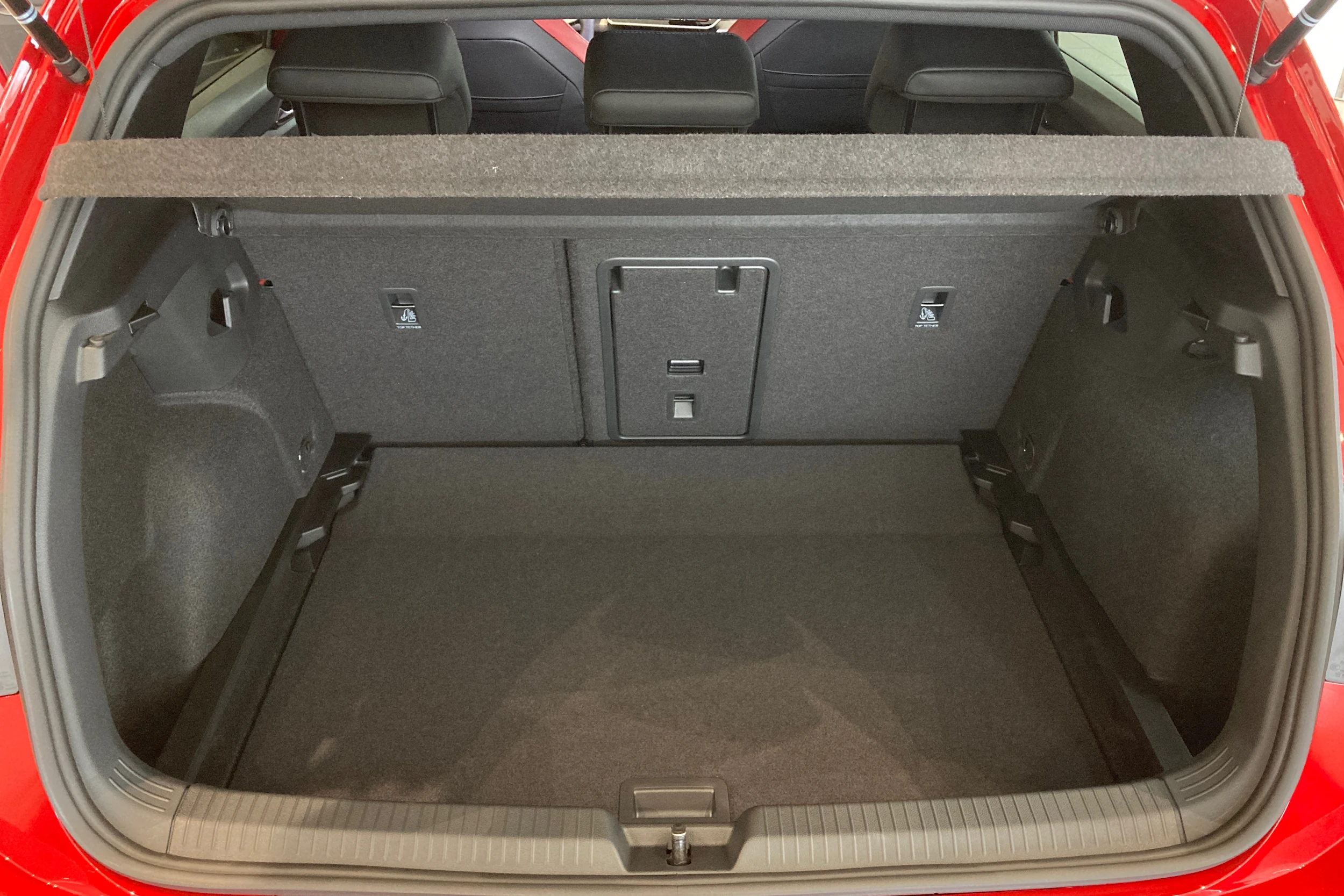 punainen Volkswagen Golf 2026 kuva 16.