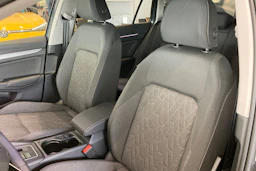 harmaa Volkswagen Golf 2026 kuva 11.