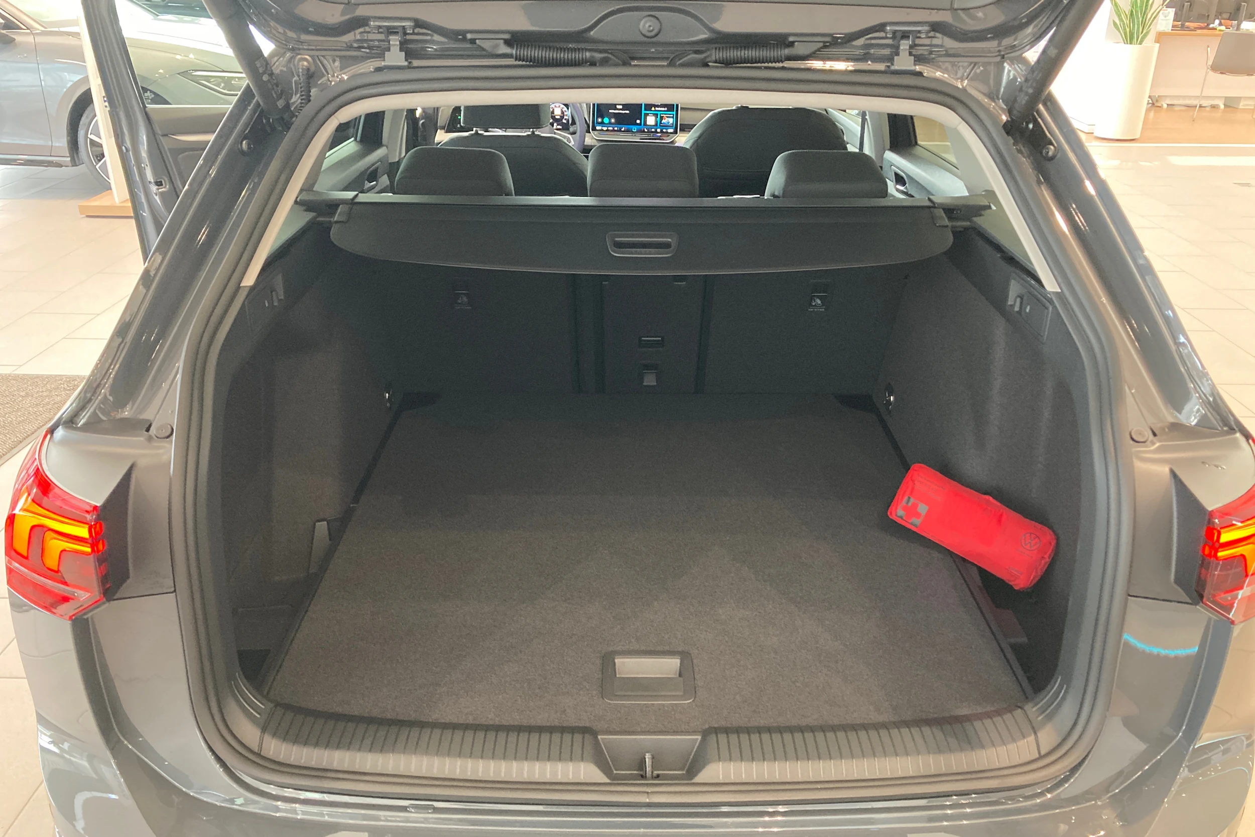 harmaa Volkswagen Golf 2026 kuva 18.