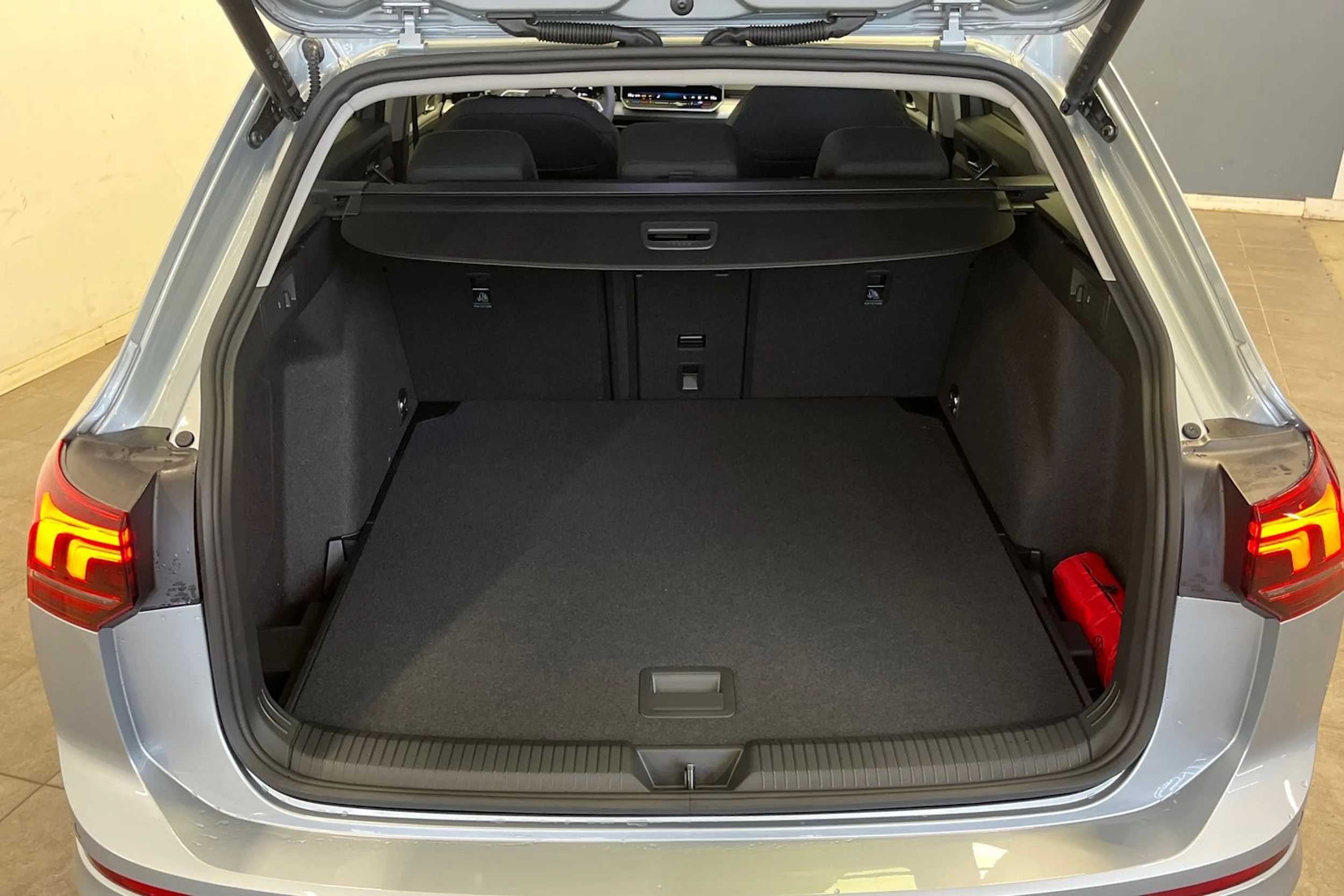 harmaa Volkswagen Golf 2026 kuva 11.