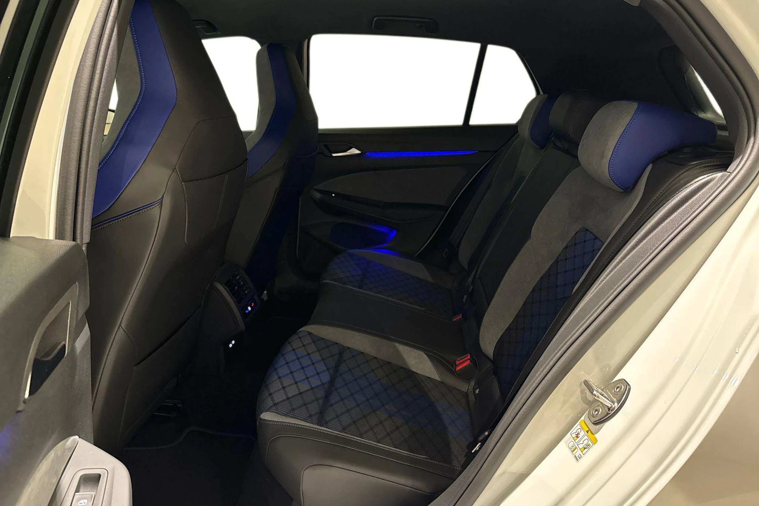 valkoinen Volkswagen Golf 2026 kuva 8.