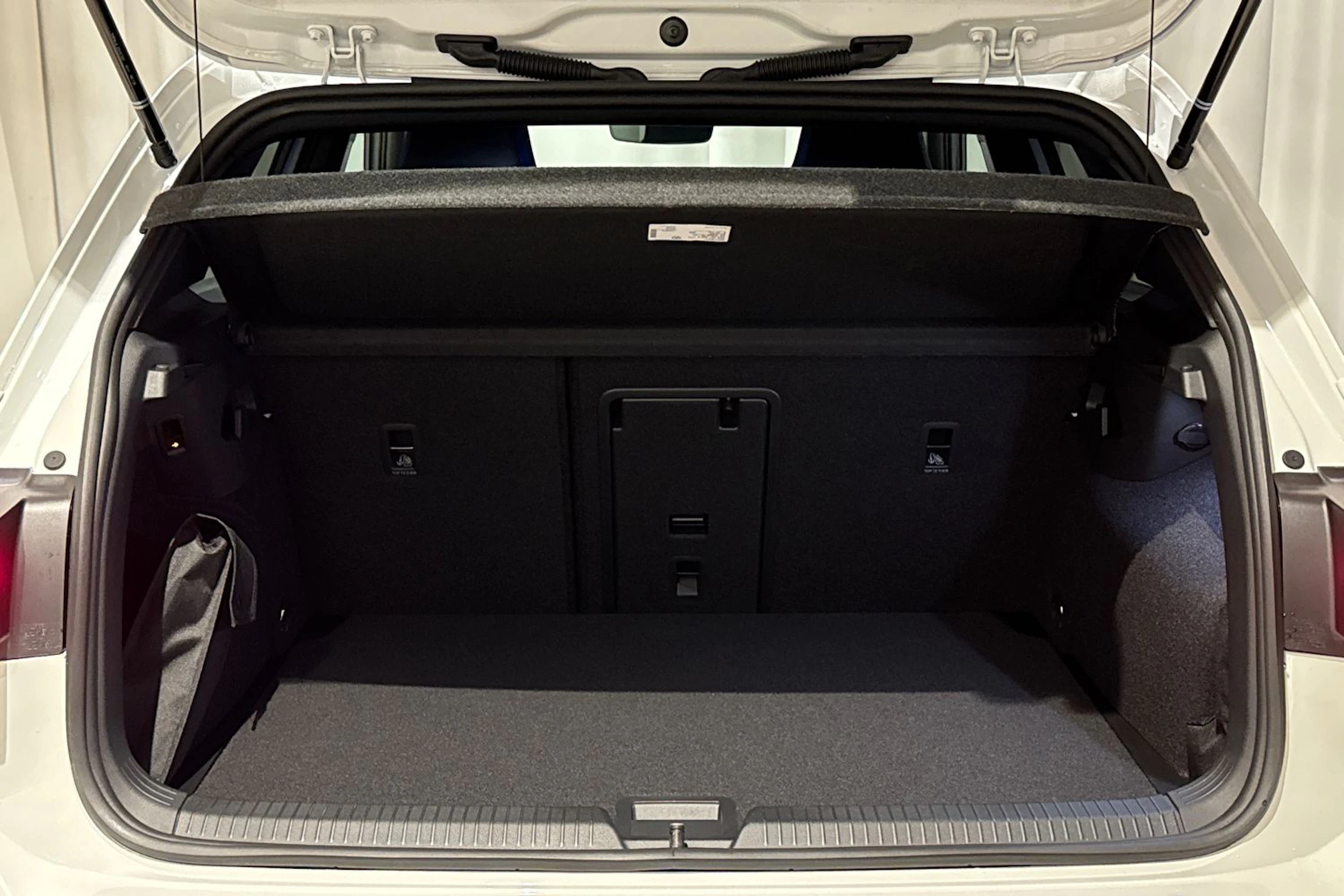 valkoinen Volkswagen Golf 2026 kuva 13.