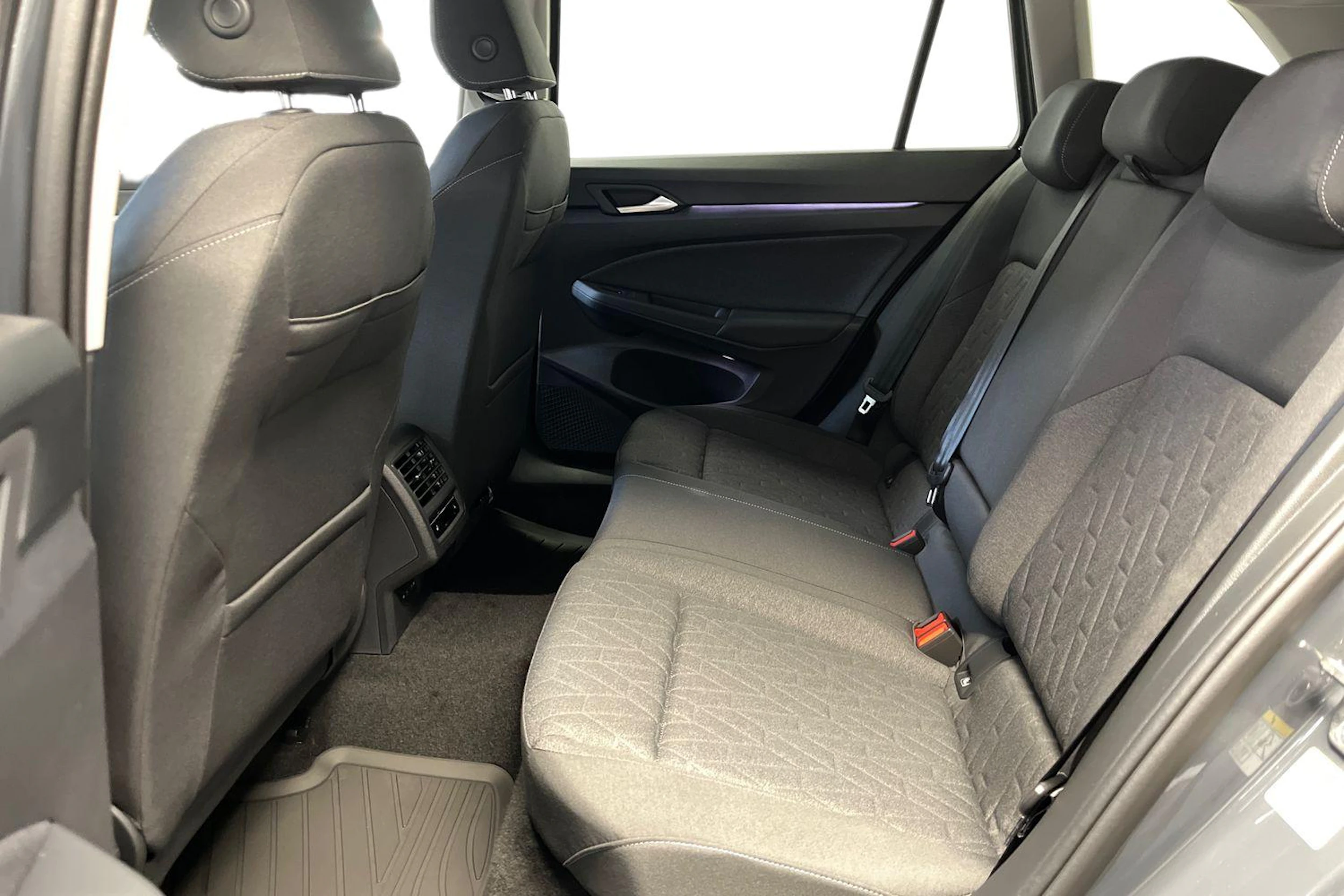 harmaa Volkswagen Golf 2026 kuva 8.