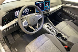 harmaa Volkswagen Golf 2026 kuva 6.