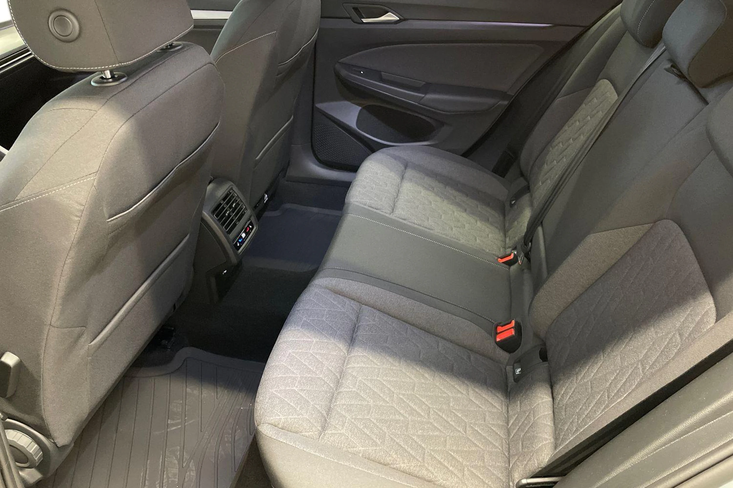 harmaa Volkswagen Golf 2026 kuva 8.