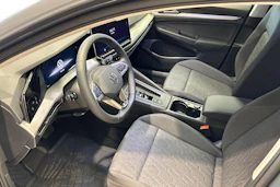 harmaa Volkswagen Golf 2026 kuva 6.