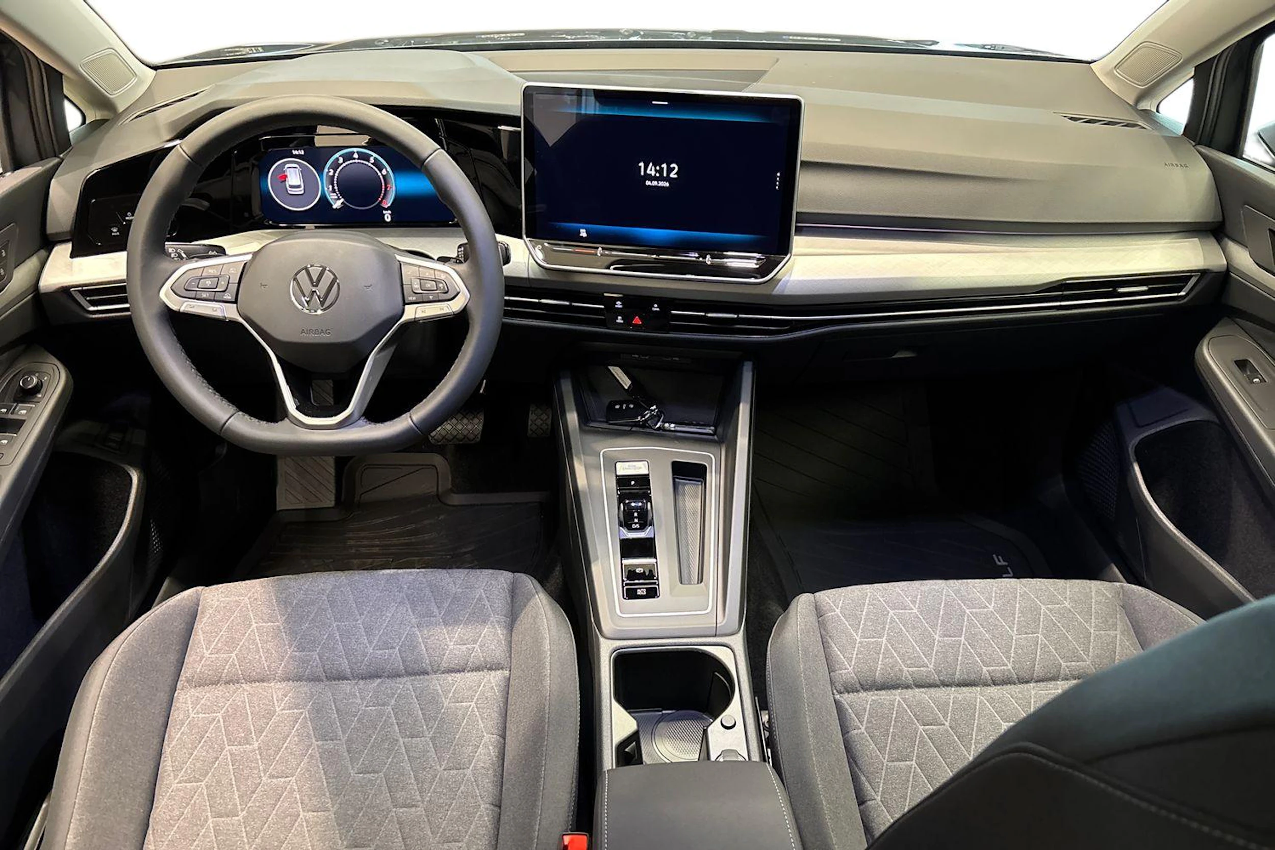 harmaa Volkswagen Golf 2026 kuva 7.