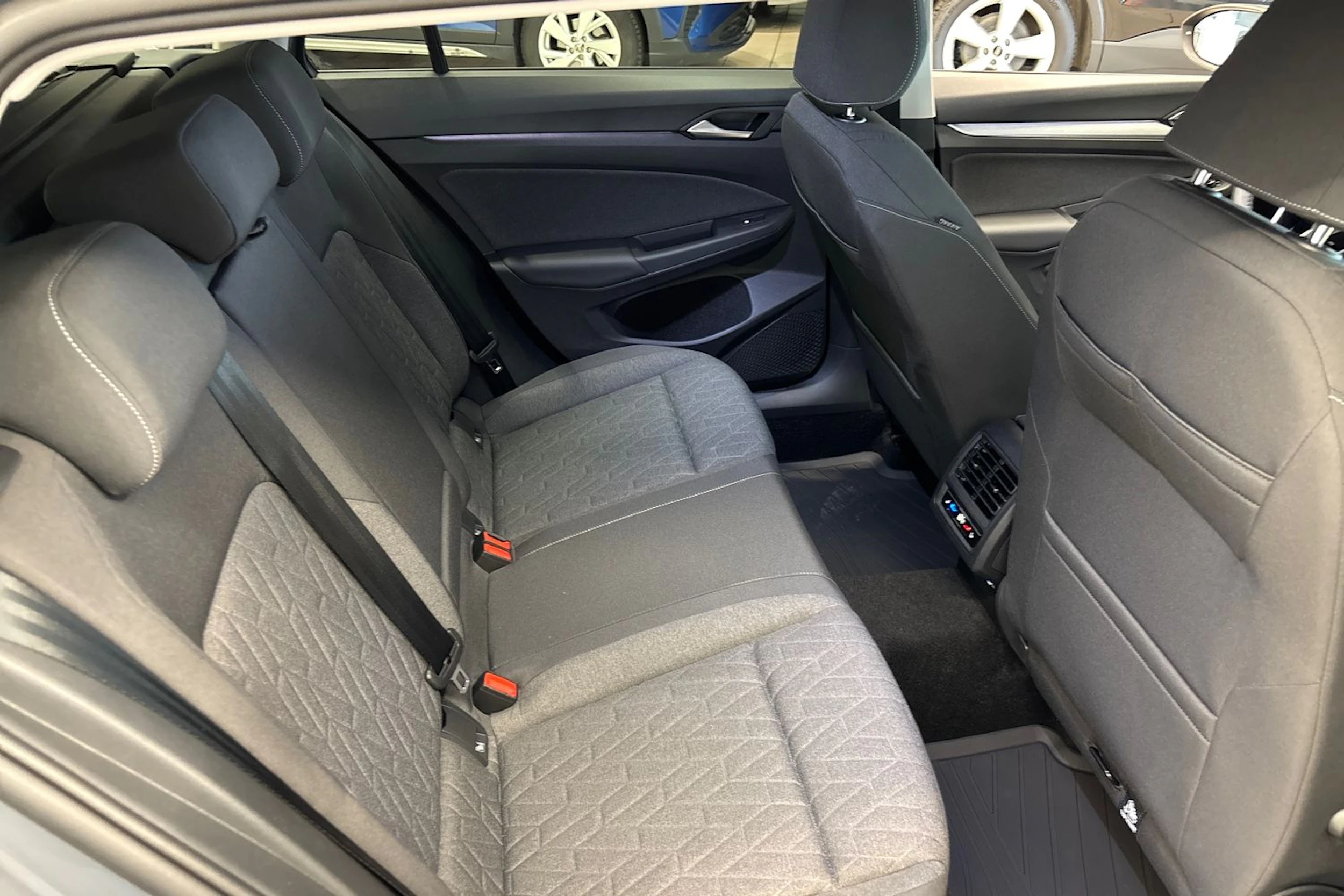 harmaa Volkswagen Golf 2026 kuva 12.