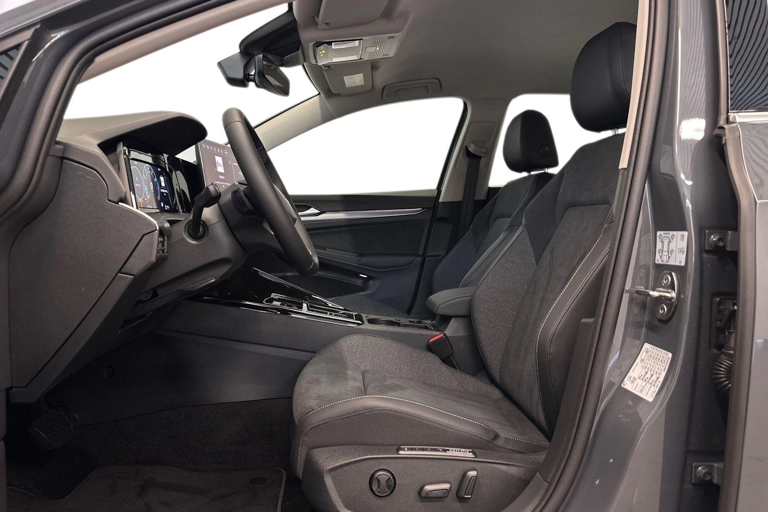 harmaa Volkswagen Golf 2026 kuva 7.