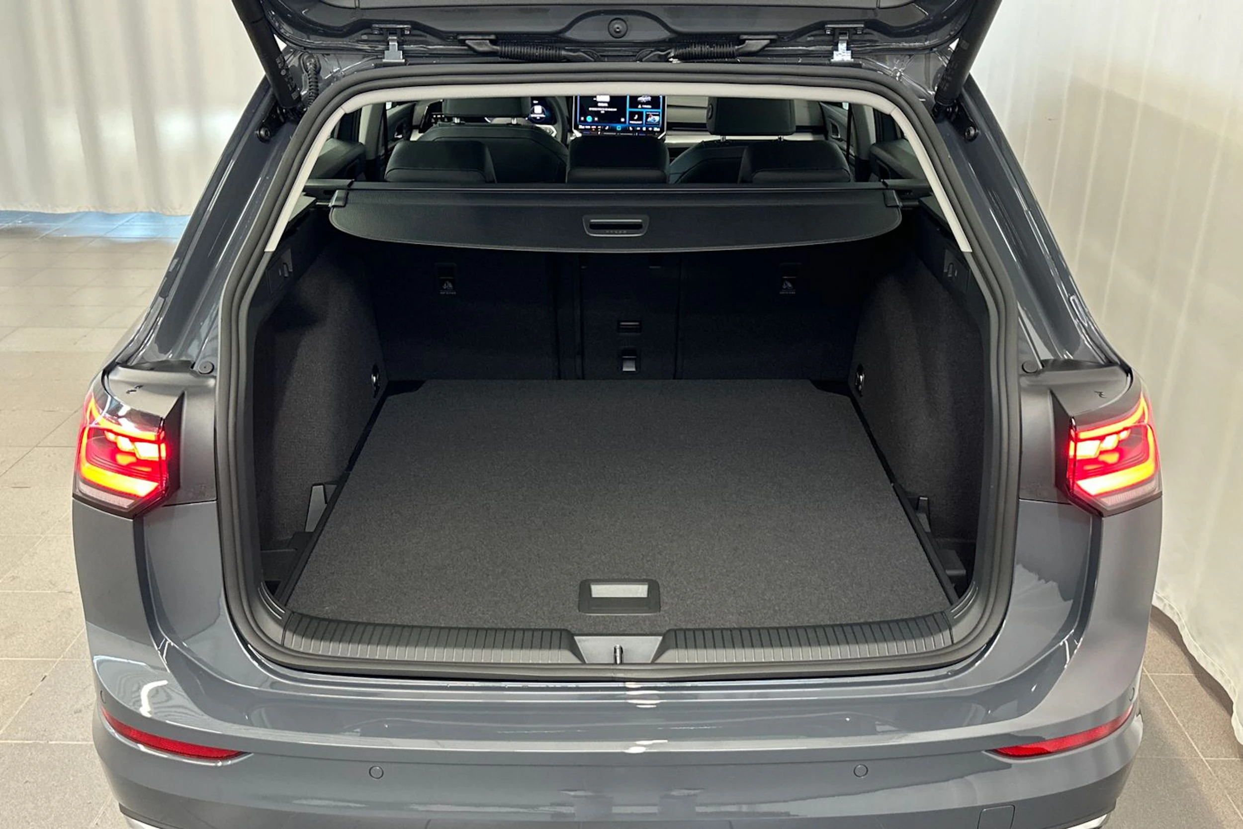 harmaa Volkswagen Golf 2026 kuva 10.