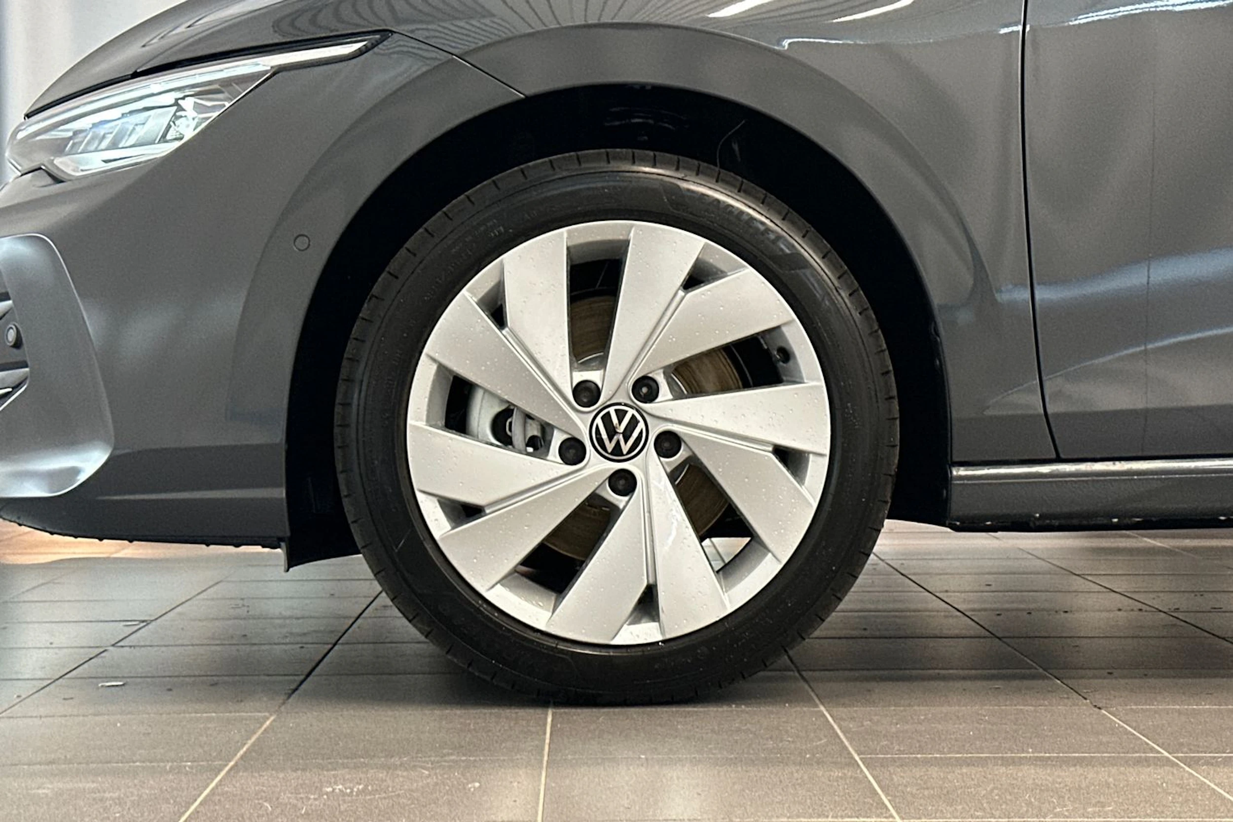 harmaa Volkswagen Golf 2026 kuva 23.