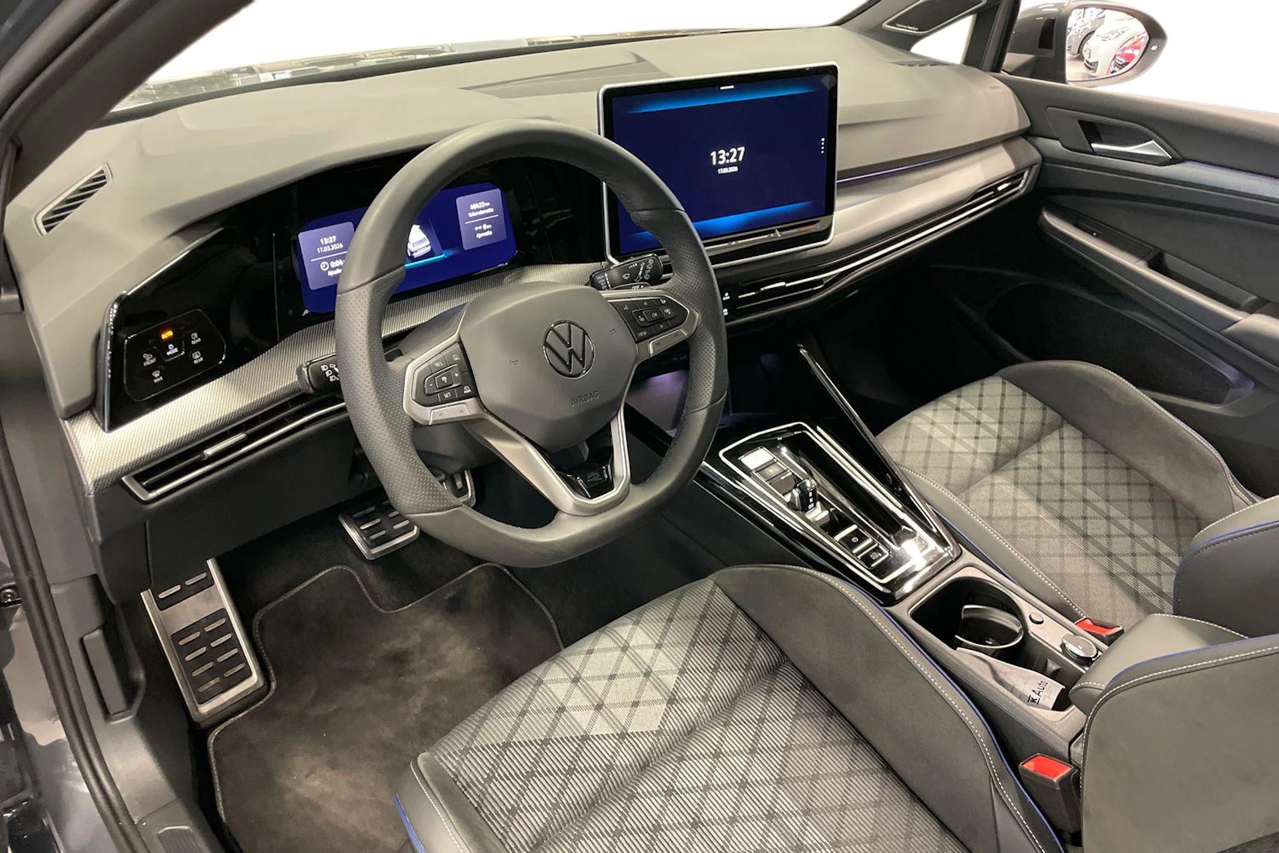 harmaa Volkswagen Golf 2026 kuva 6.