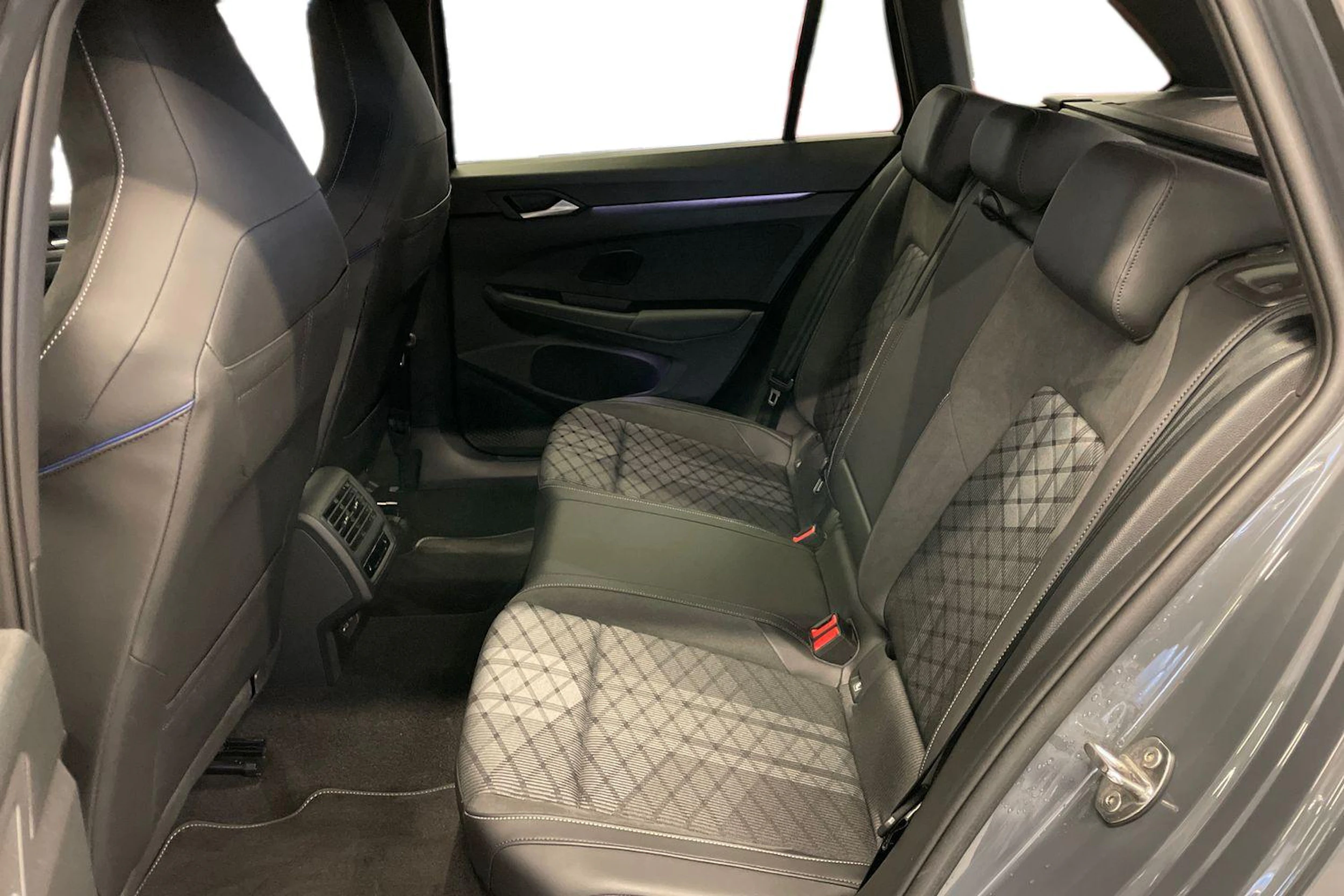 harmaa Volkswagen Golf 2026 kuva 8.