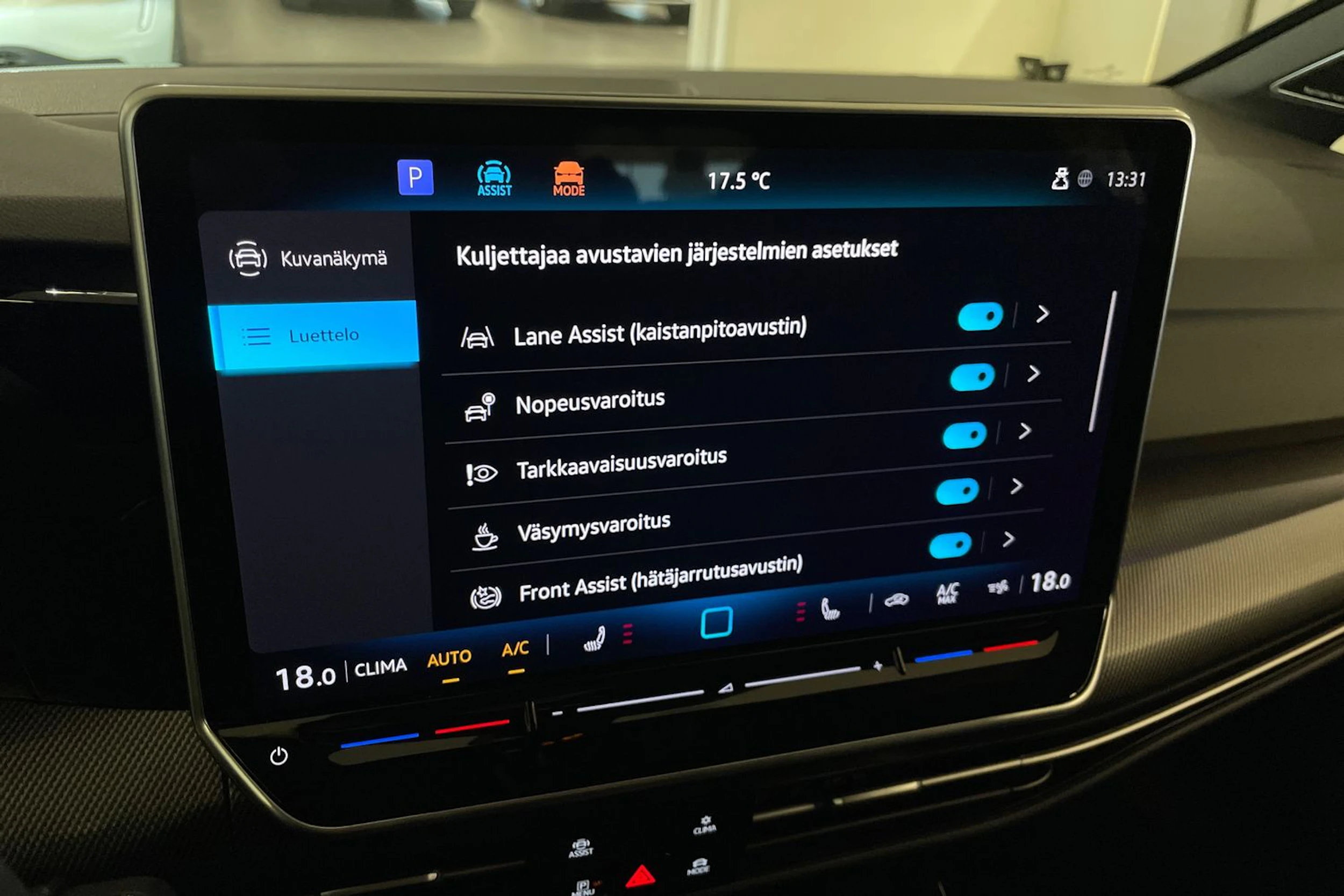 harmaa Volkswagen Golf 2026 kuva 18.