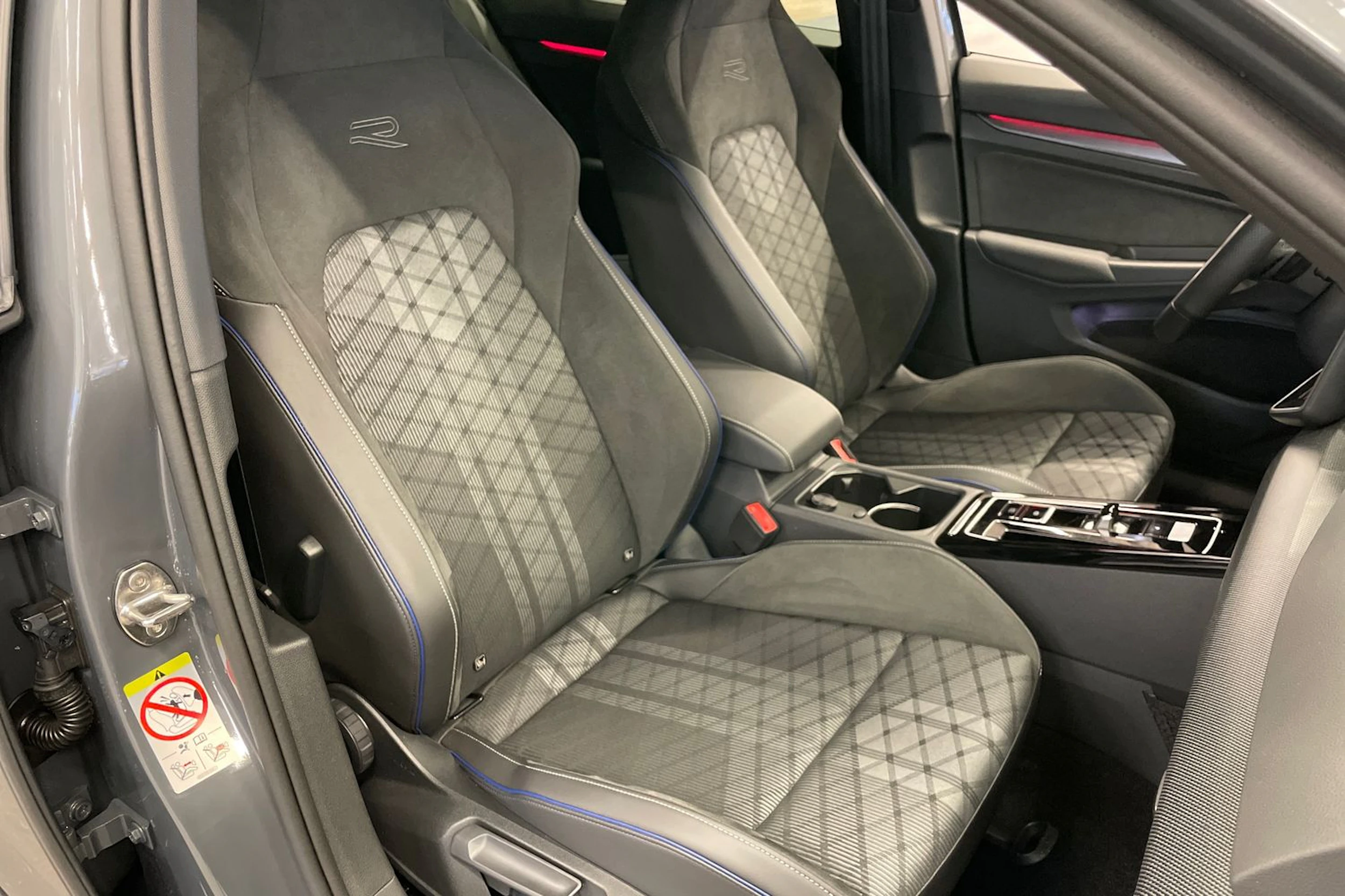 harmaa Volkswagen Golf 2026 kuva 27.