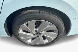 sininen Volkswagen Golf 2026 kuva 9.