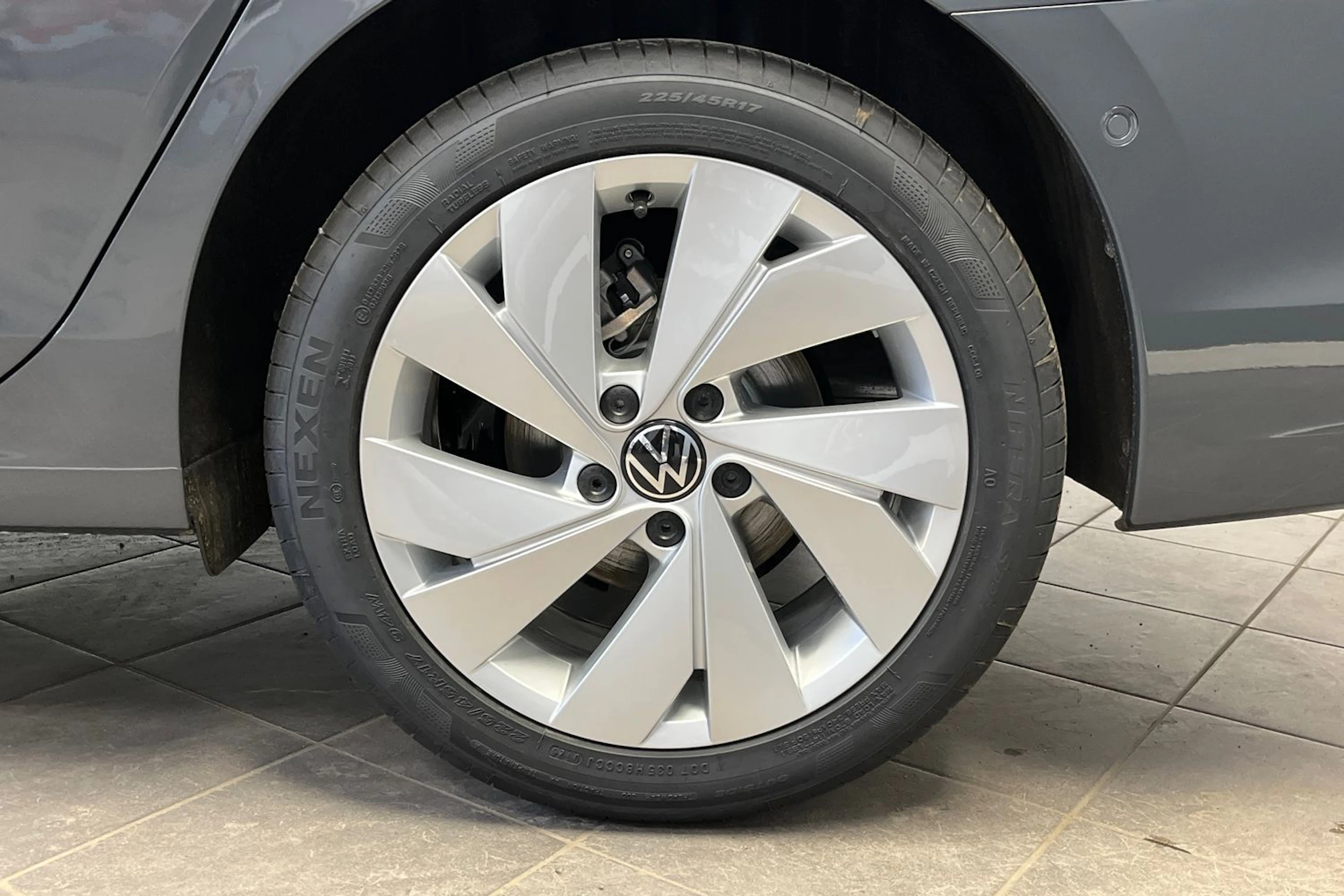 harmaa Volkswagen Golf 2026 kuva 10.