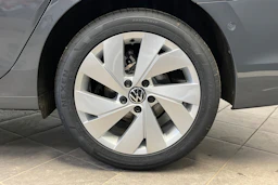 harmaa Volkswagen Golf 2026 kuva 10.