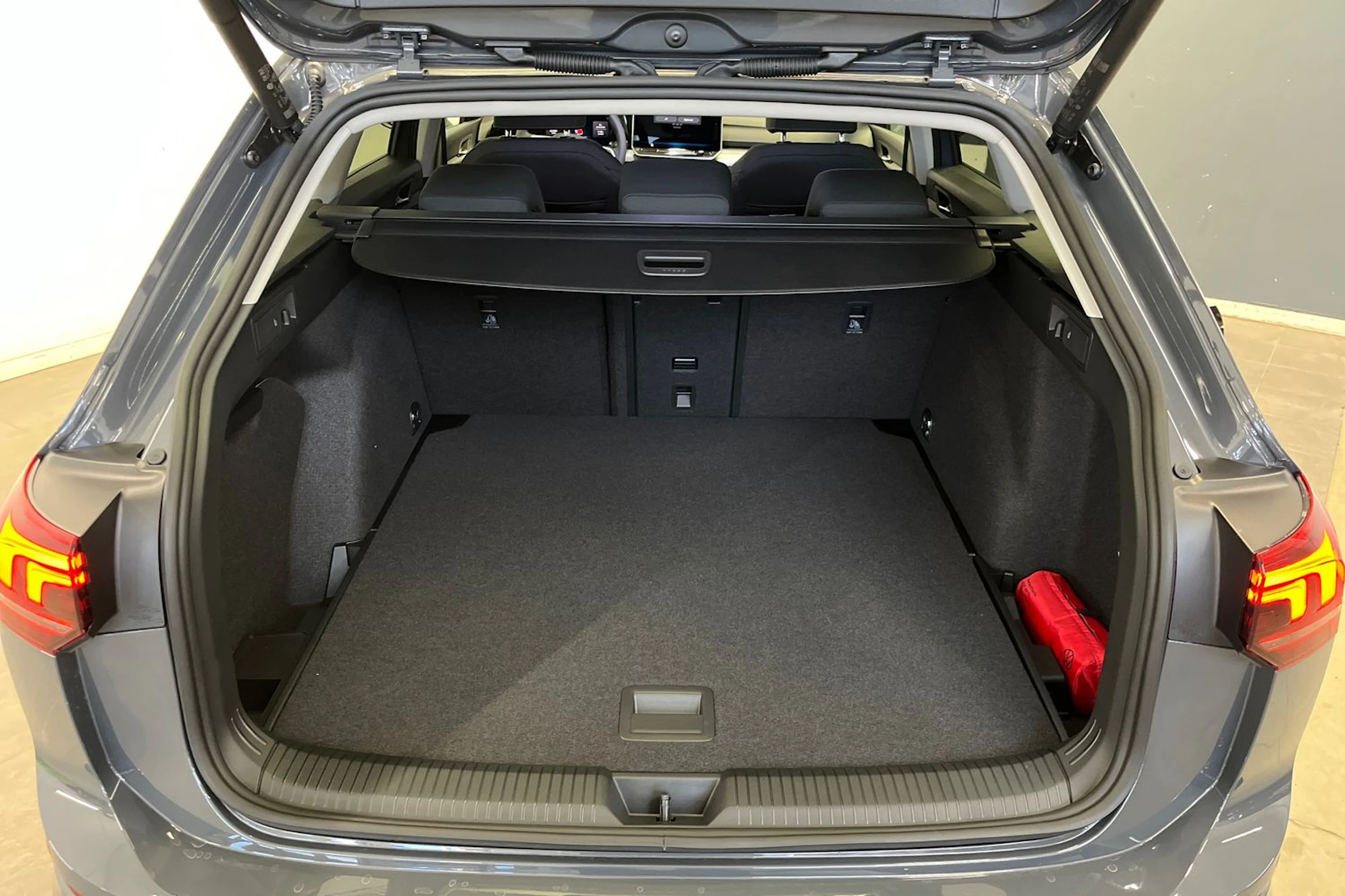 harmaa Volkswagen Golf 2026 kuva 11.