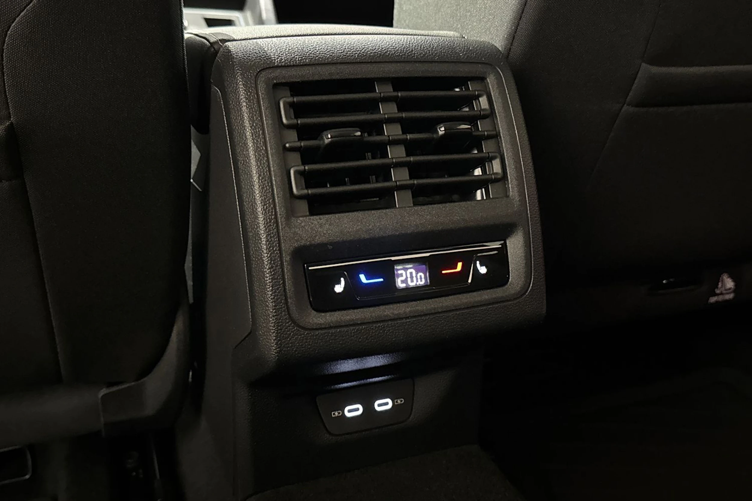 punainen Volkswagen Golf 2026 kuva 13.