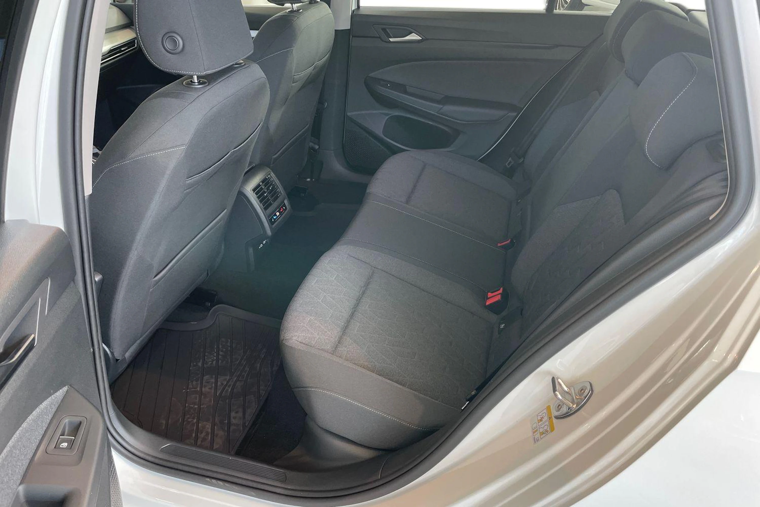 valkoinen Volkswagen Golf 2026 kuva 8.