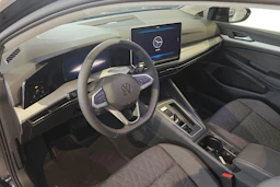 musta Volkswagen Golf 2026 kuva 8.