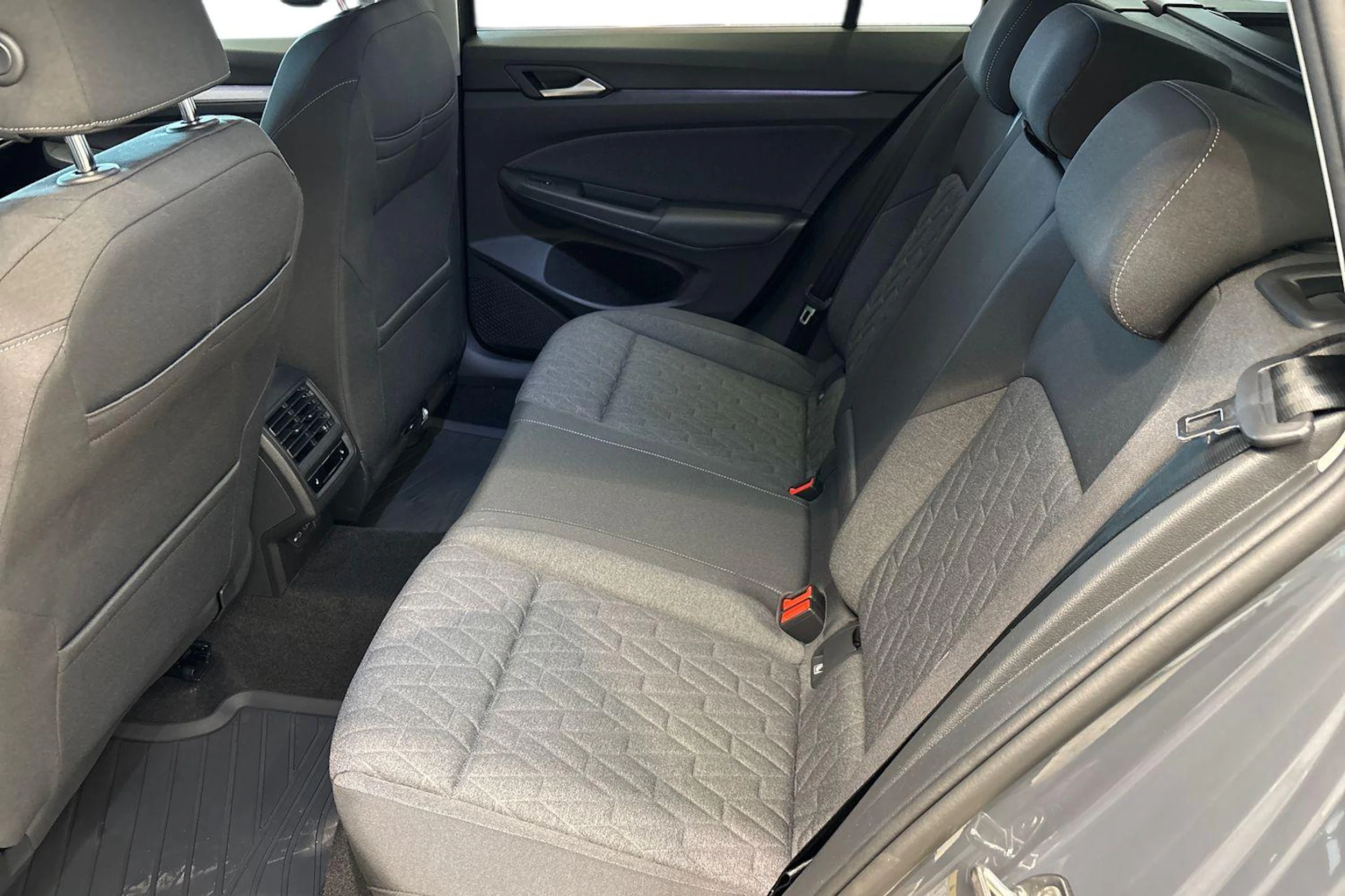 harmaa Volkswagen Golf 2026 kuva 8.