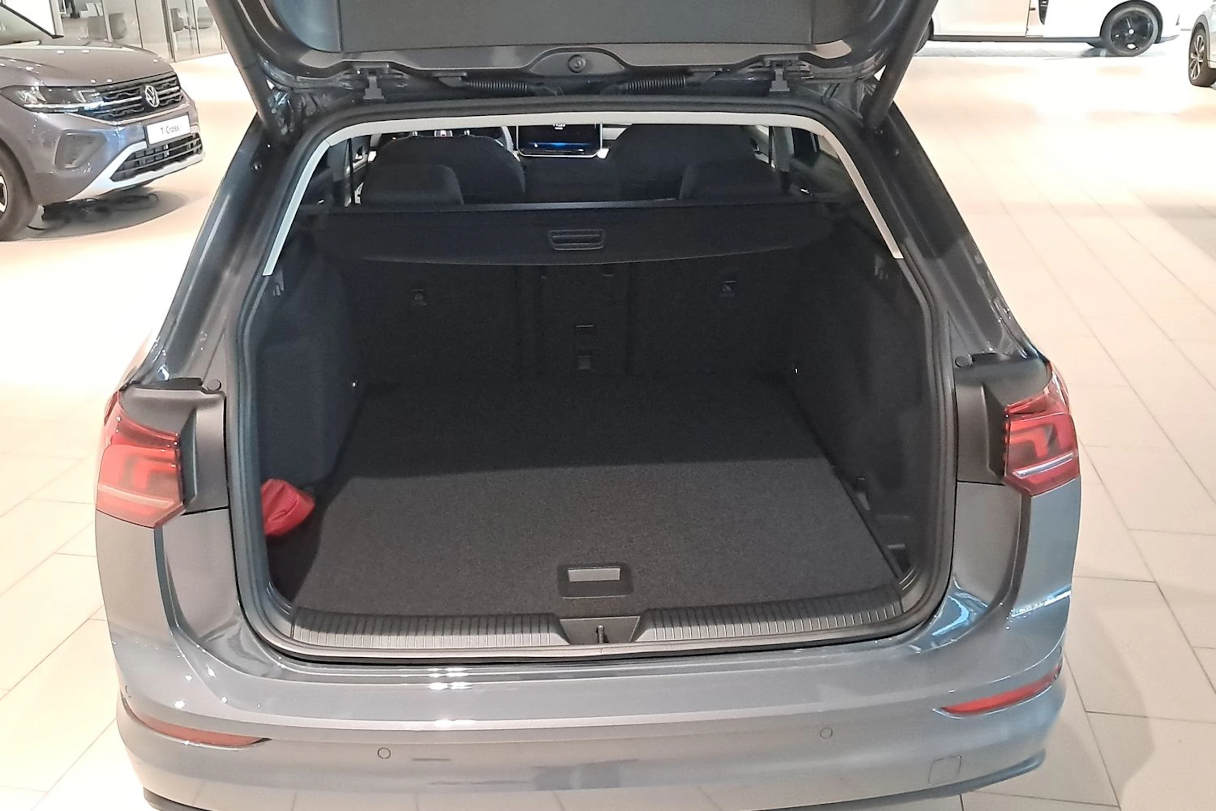 harmaa Volkswagen Golf 2026 kuva 12.