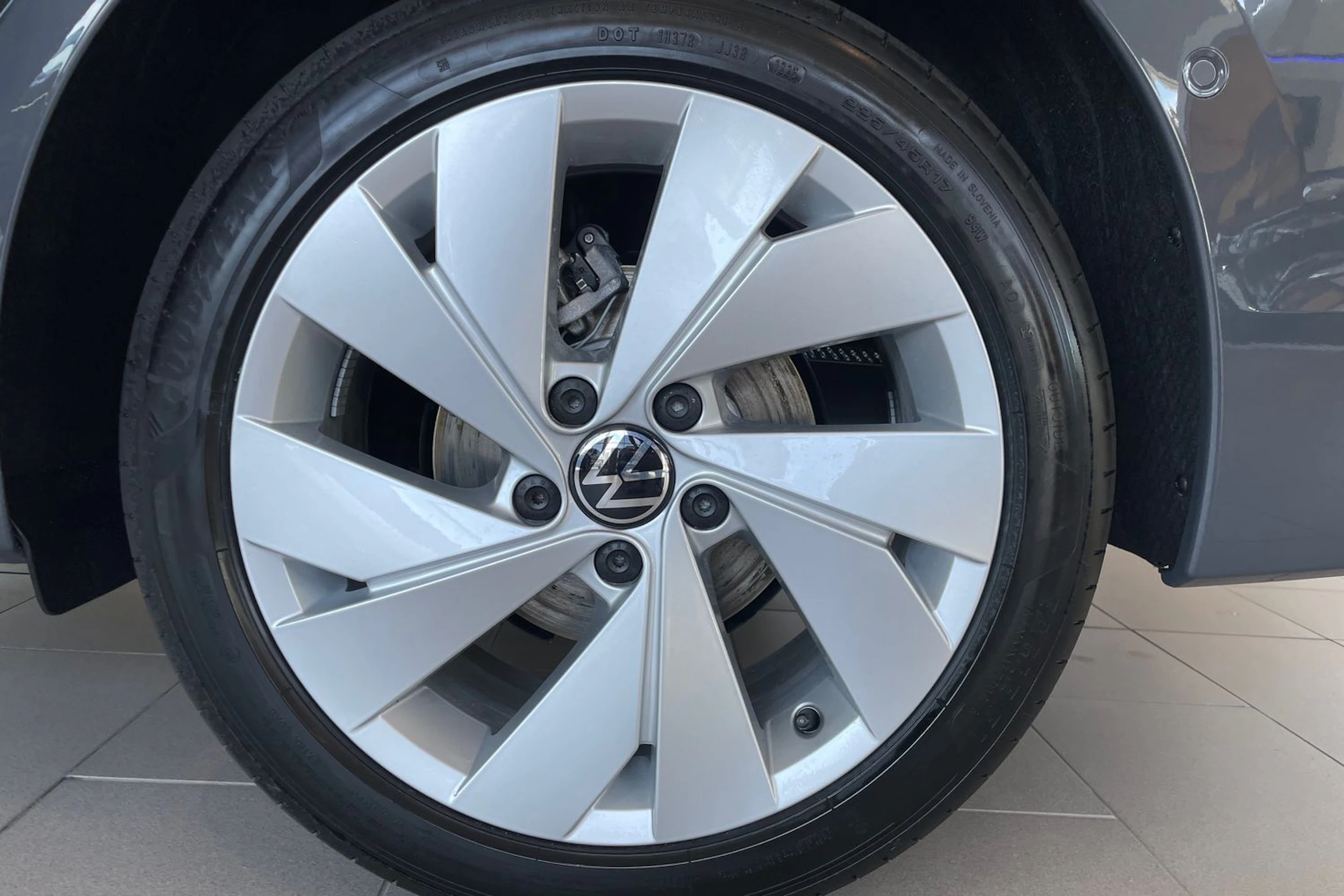 harmaa Volkswagen Golf 2026 kuva 10.