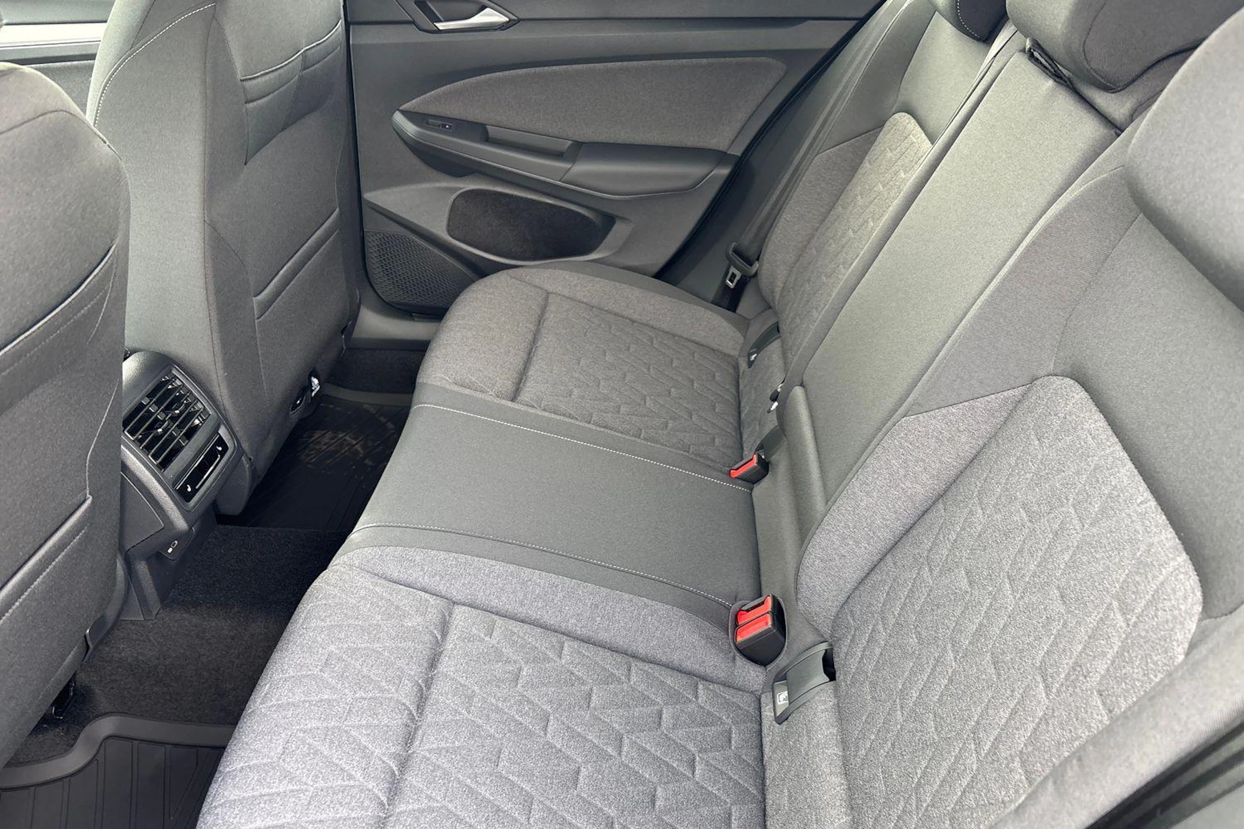 harmaa Volkswagen Golf 2026 kuva 8.