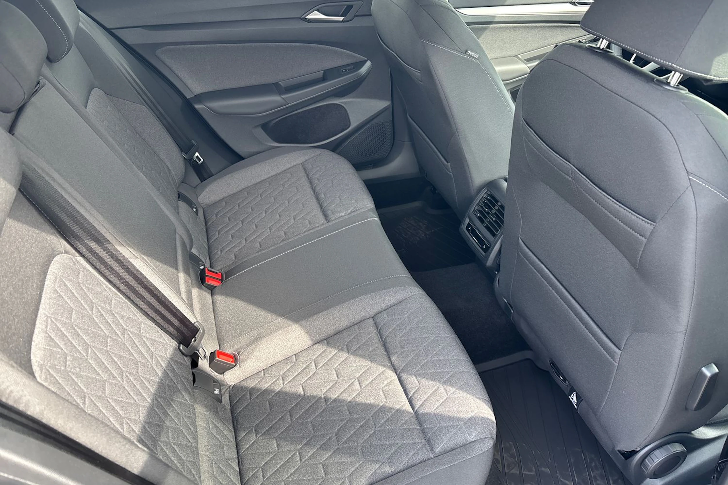 harmaa Volkswagen Golf 2026 kuva 12.