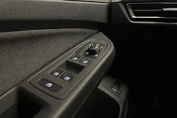 punainen Volkswagen Golf 2026 kuva 16.