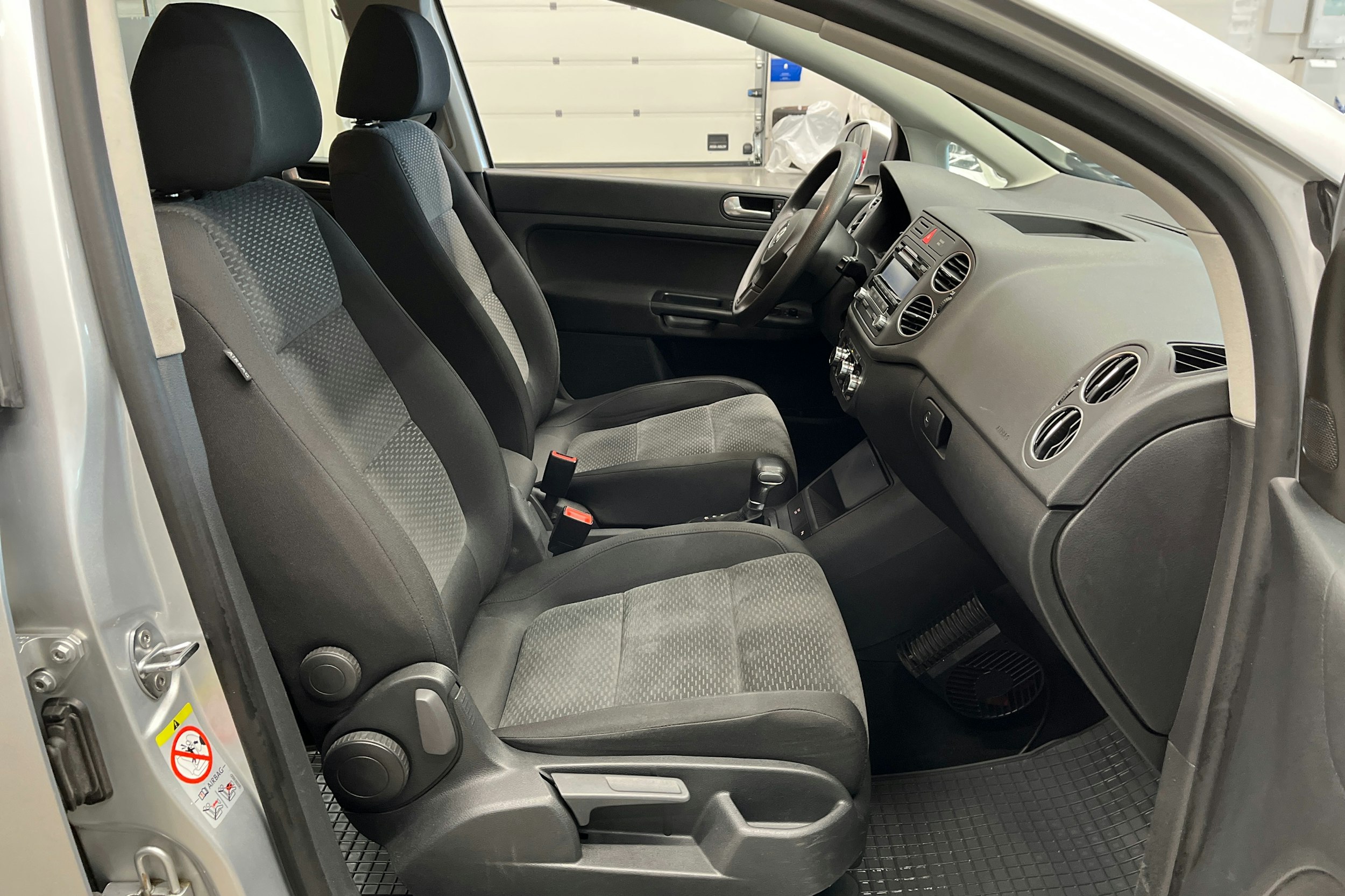harmaa Volkswagen Golf Plus 2009 kuva 15.