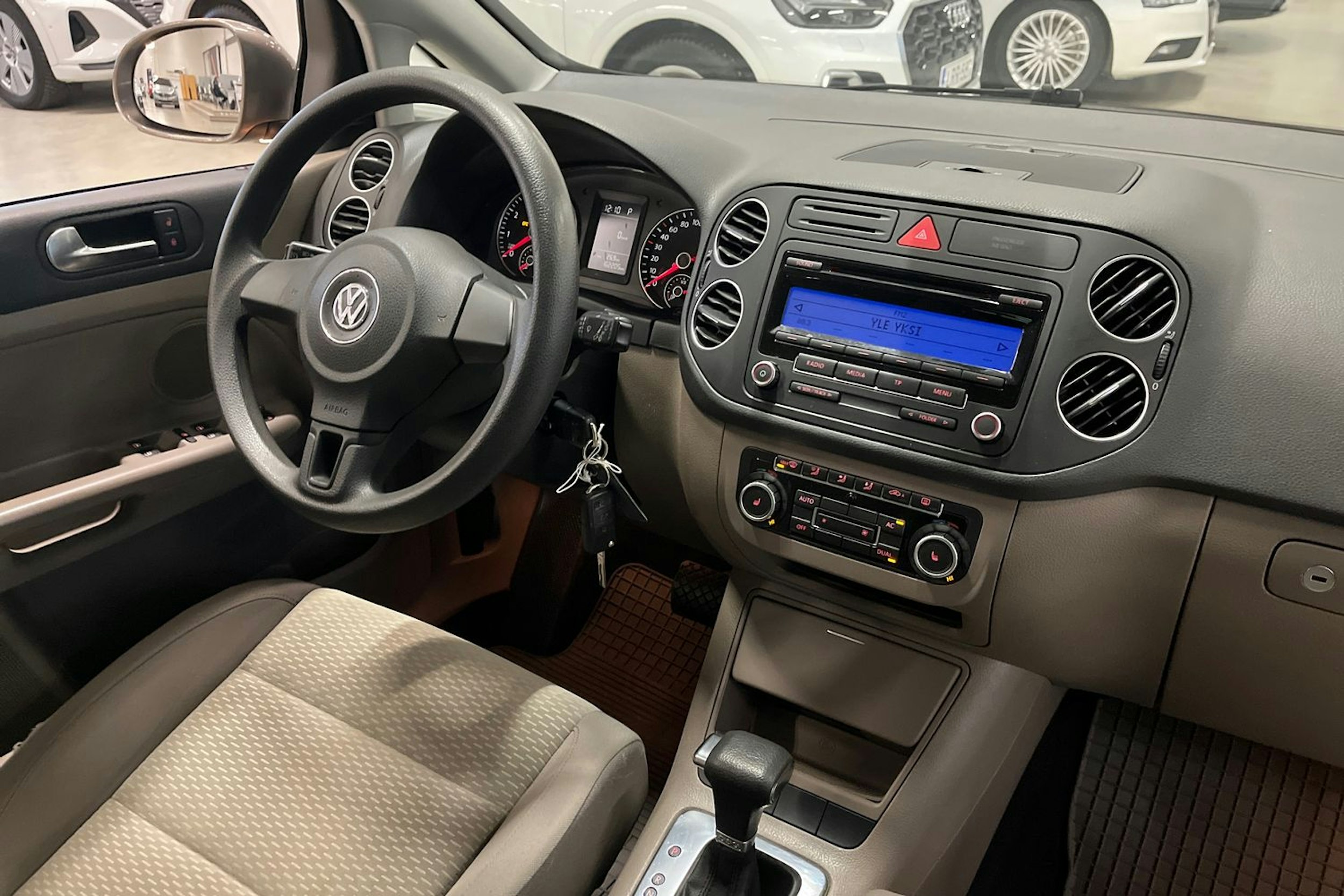 ruskea (beige) Volkswagen Golf Plus 2010 kuva 17.