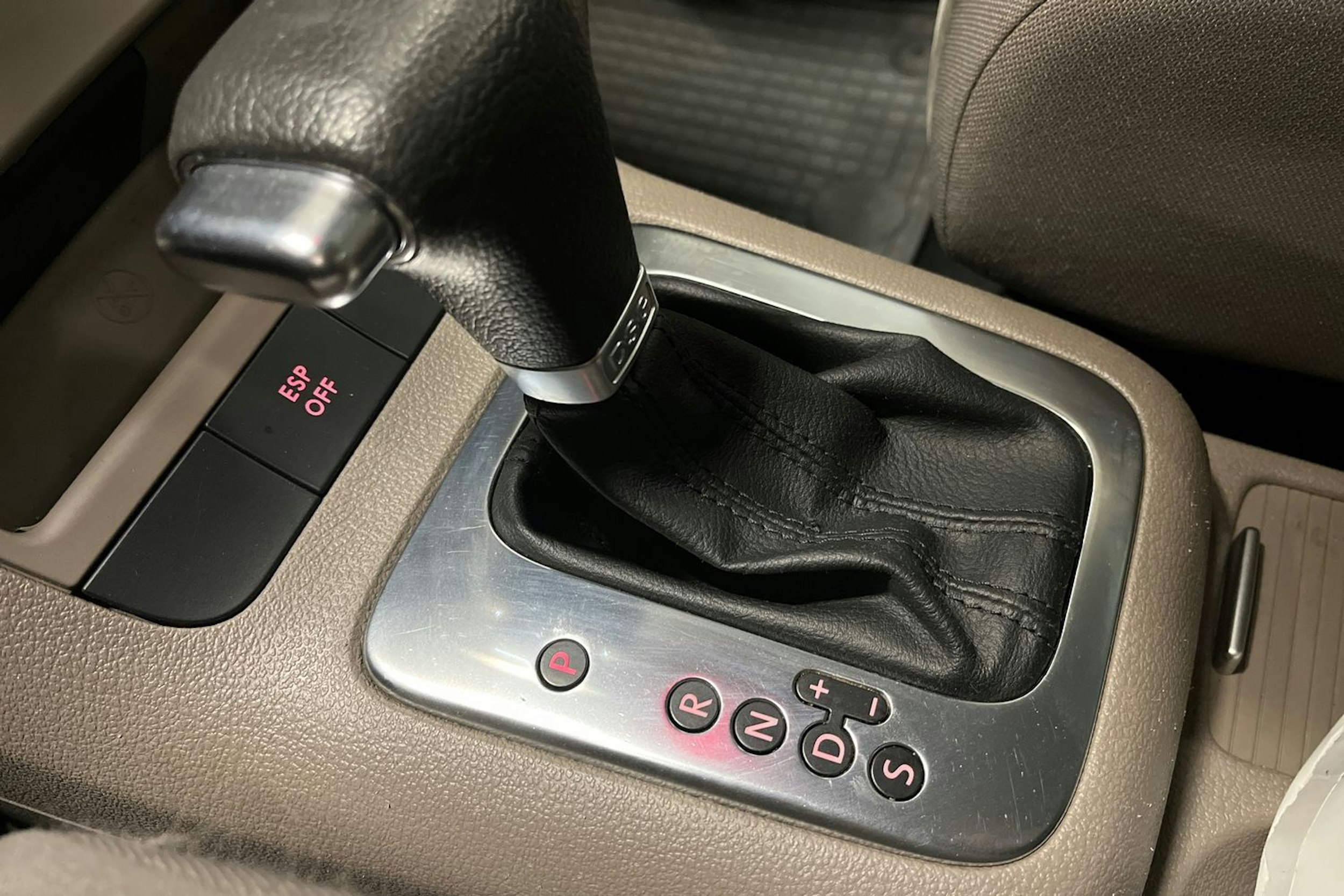 ruskea (beige) Volkswagen Golf Plus 2010 kuva 21.