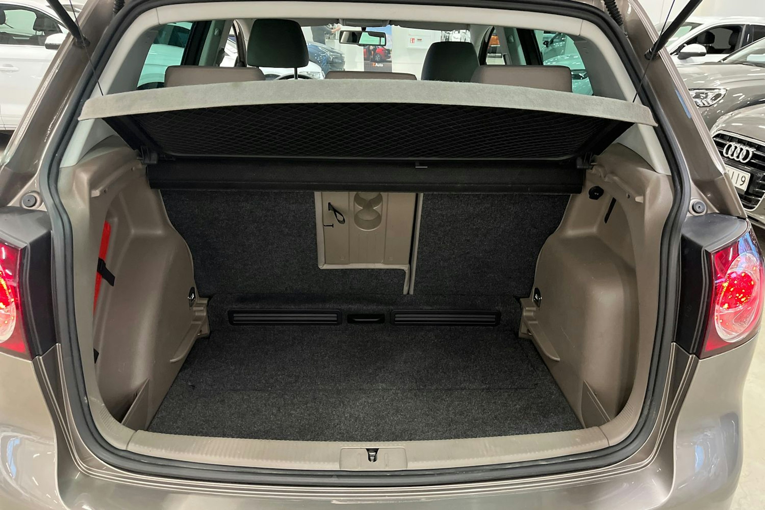 ruskea (beige) Volkswagen Golf Plus 2010 kuva 25.