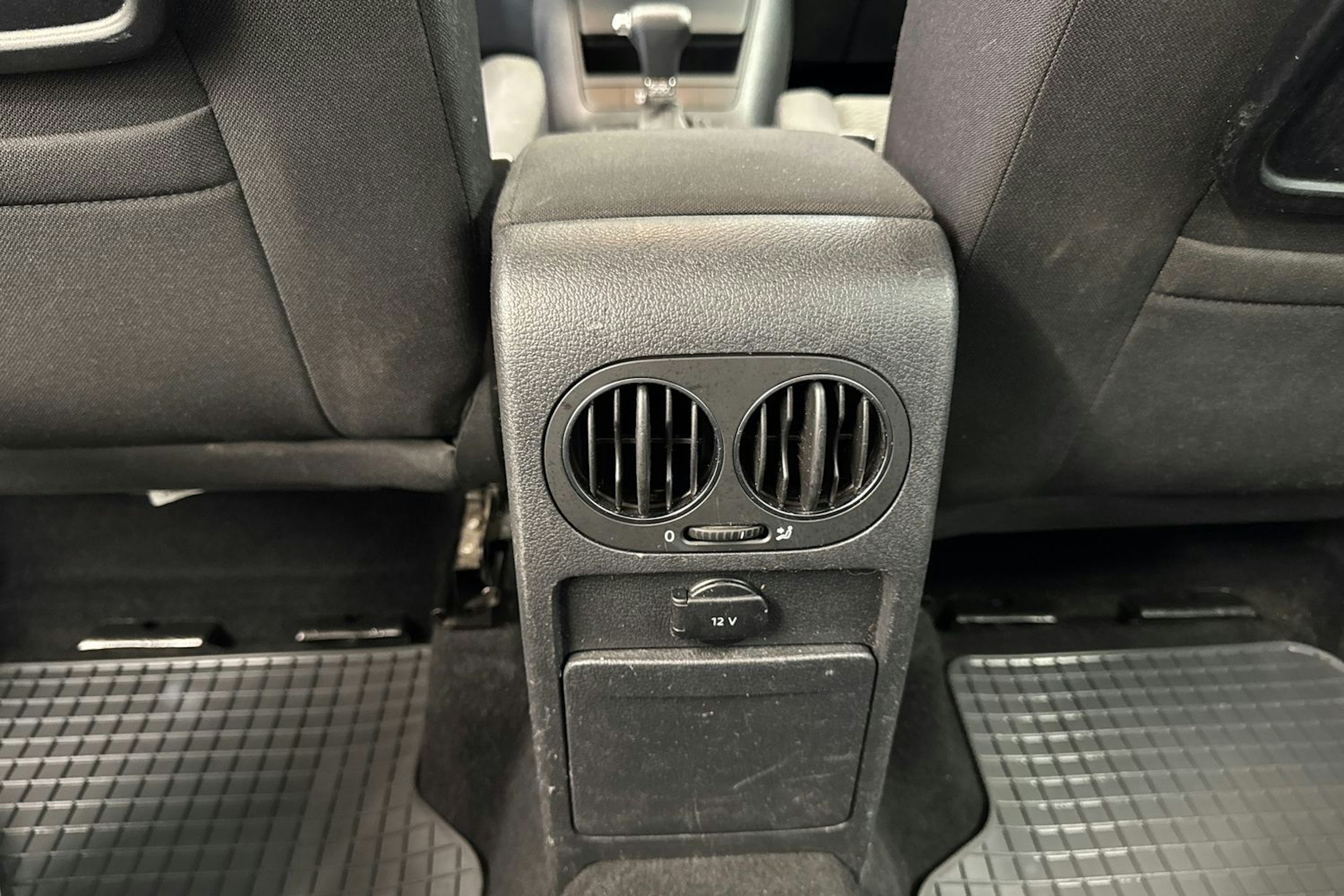 ruskea (beige) Volkswagen Golf Plus 2009 kuva 16.