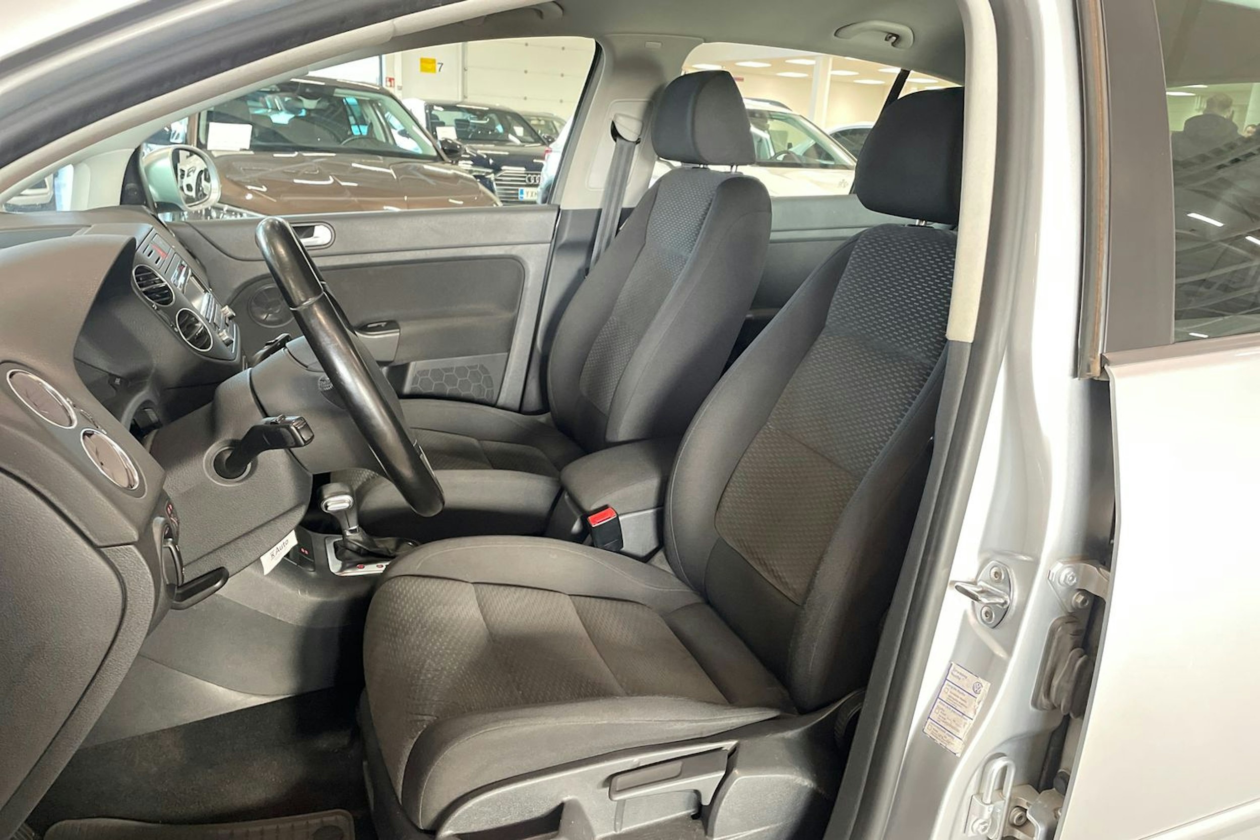 met. harmaa Volkswagen Golf Plus 2010 kuva 11.