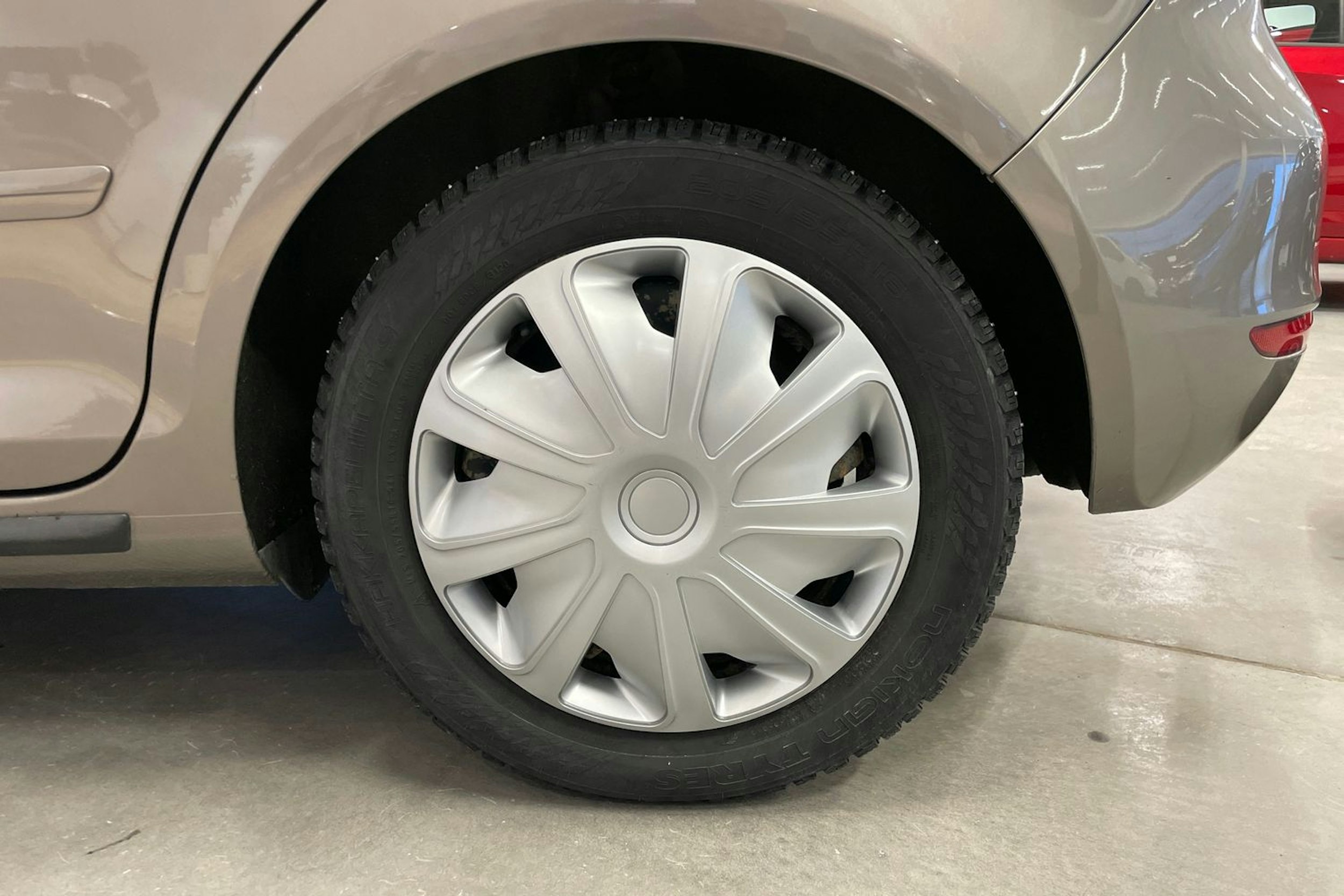 ruskea (beige) Volkswagen Golf Plus 2010 kuva 13.