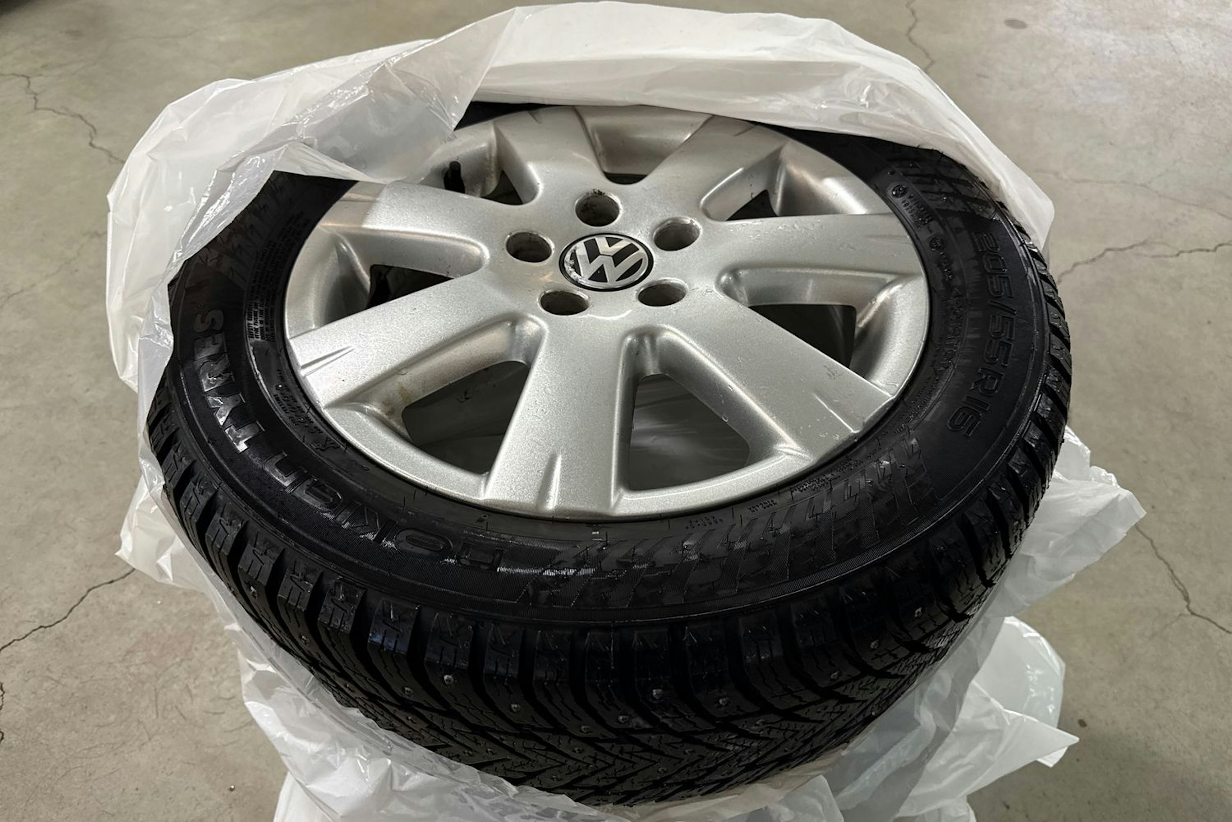 Musta Volkswagen Golf Plus 2010 kuva 13.
