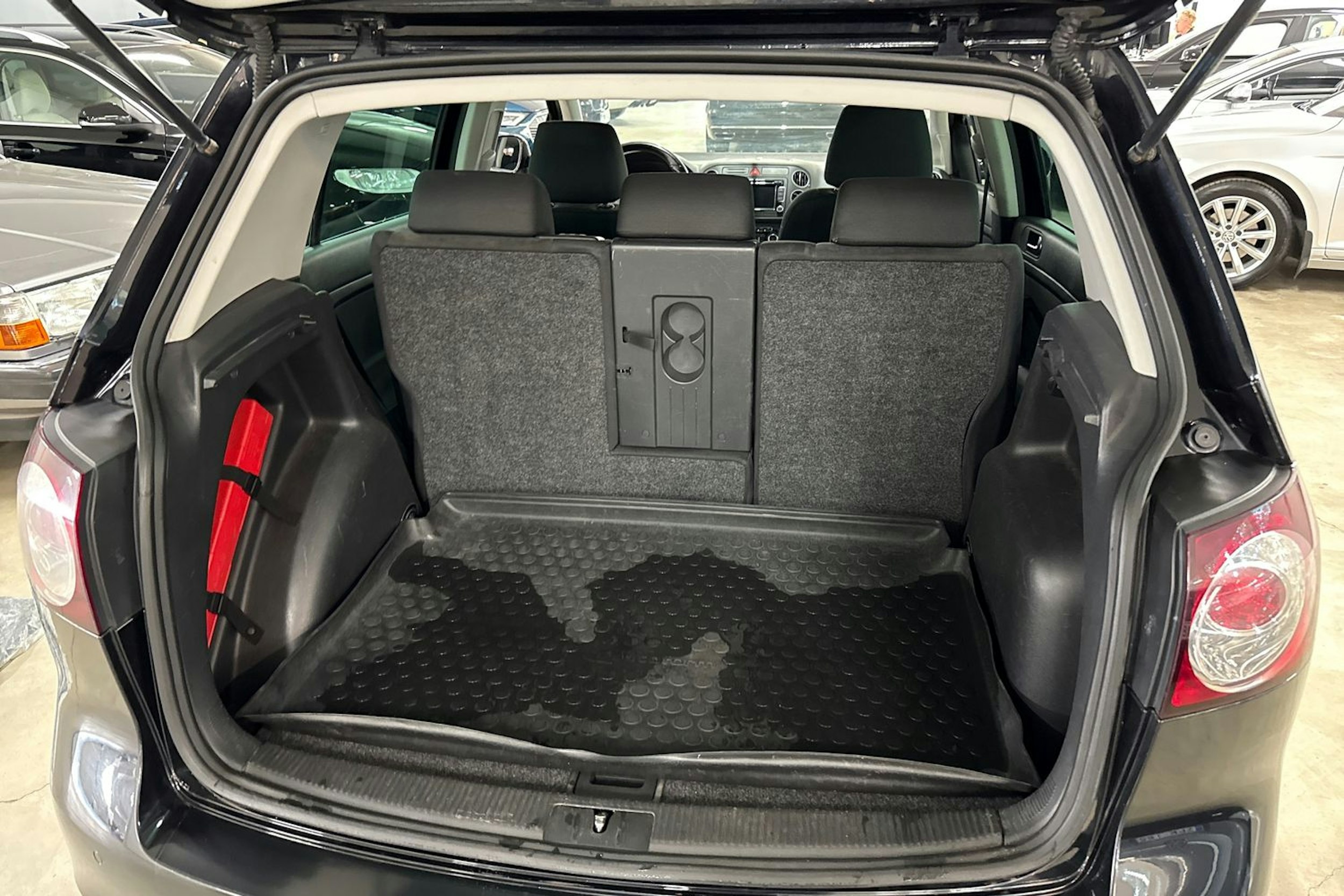 Musta Volkswagen Golf Plus 2010 kuva 14.