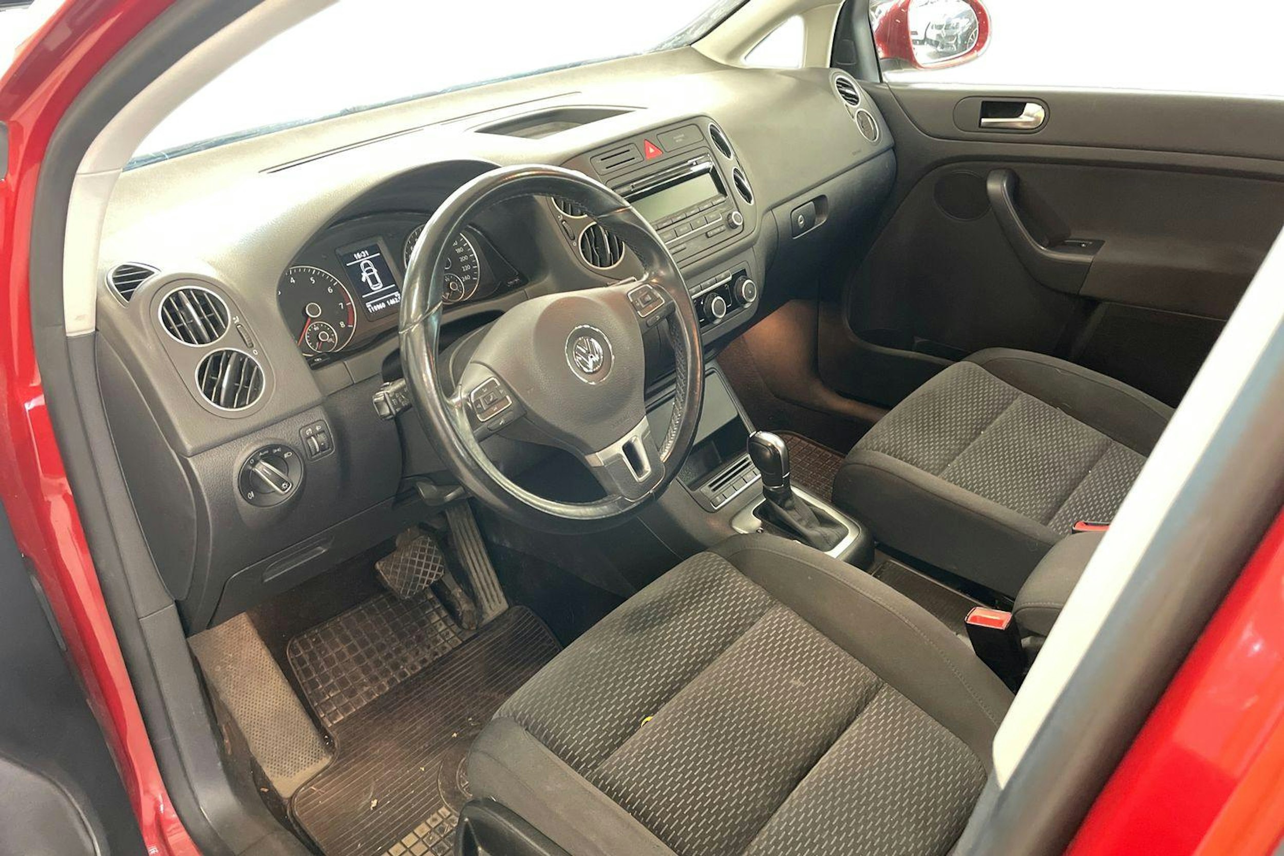 punainen Volkswagen Golf Plus 2011 kuva 3.