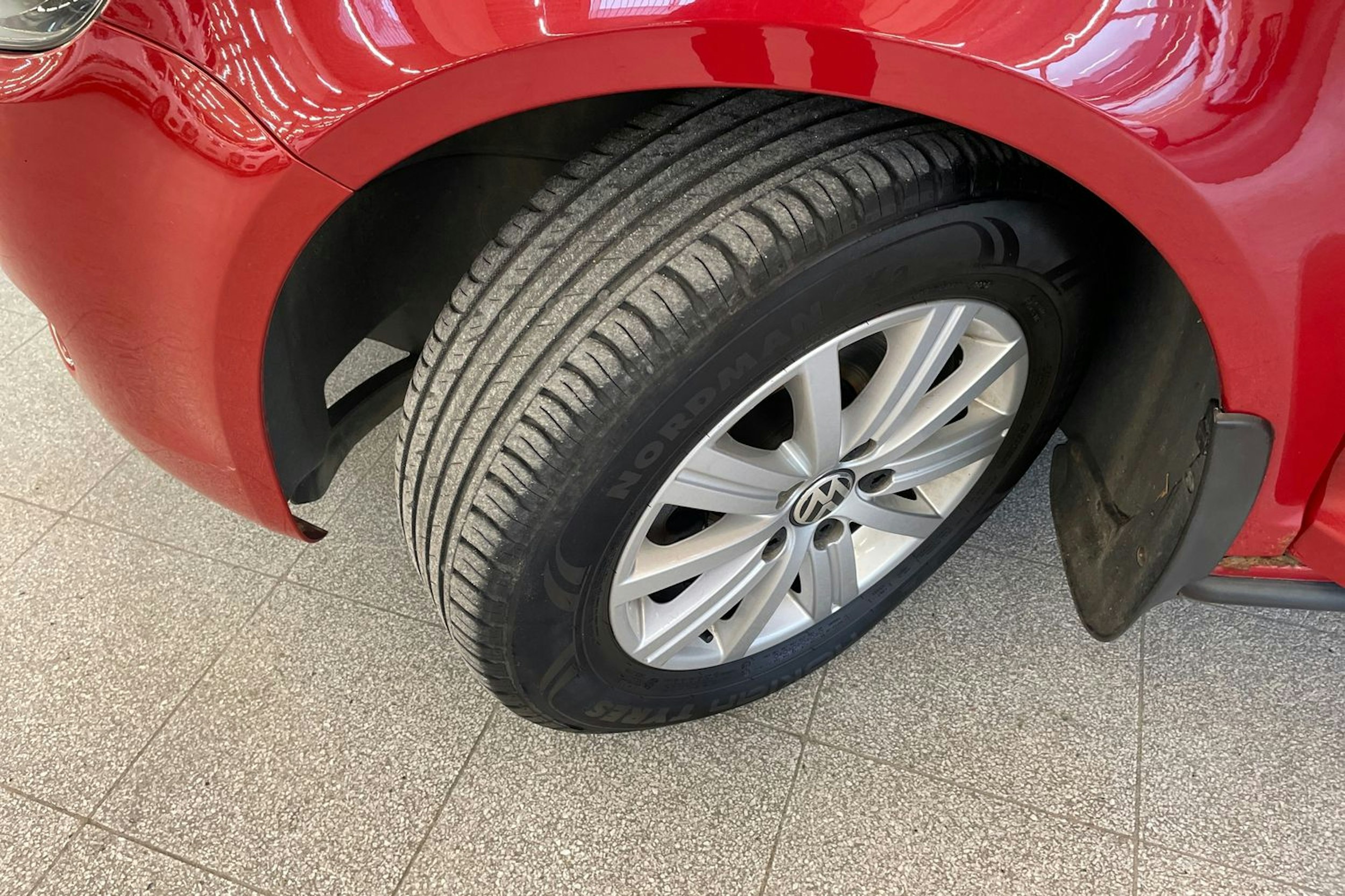 punainen Volkswagen Golf Plus 2011 kuva 13.