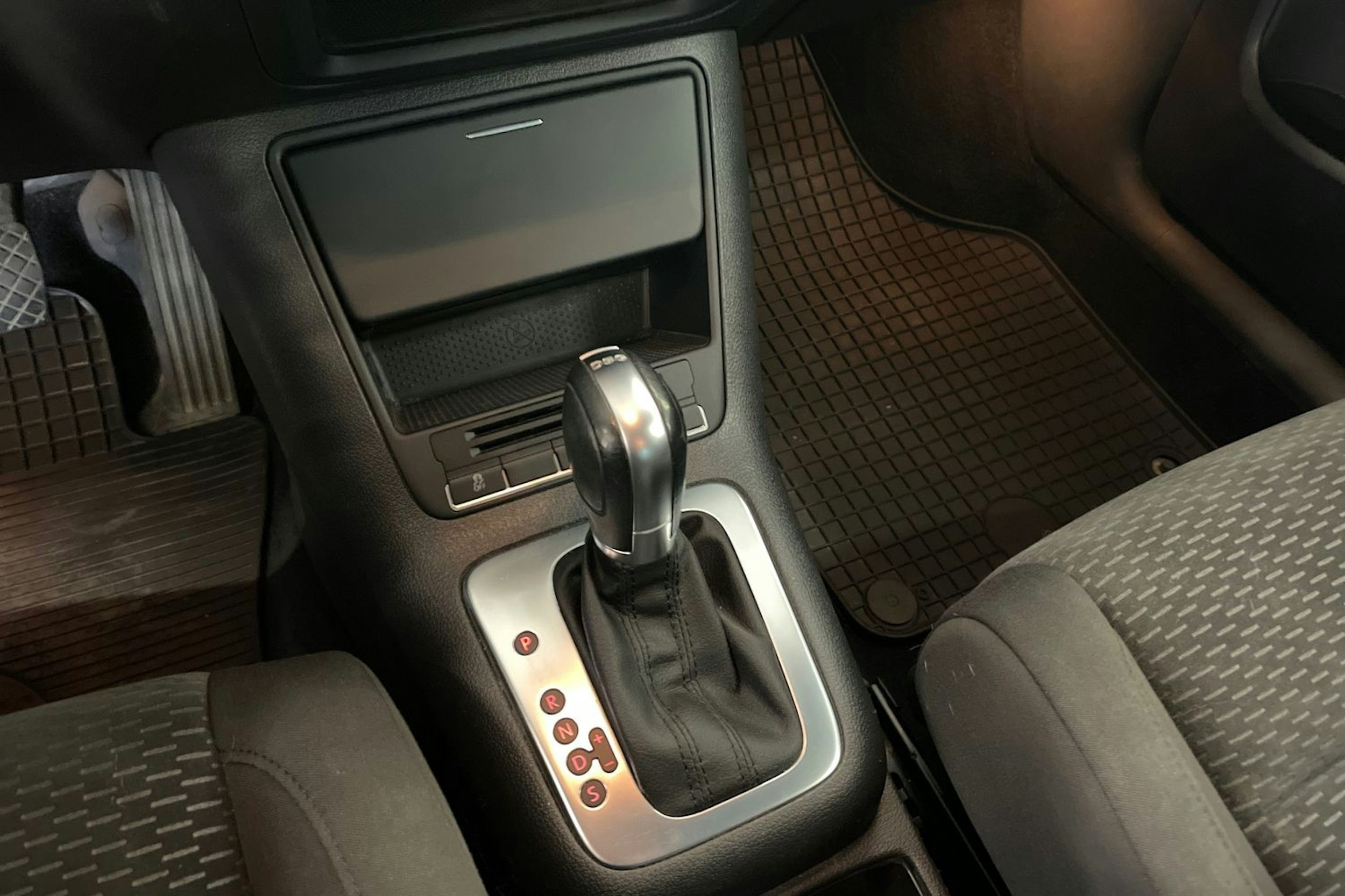 punainen Volkswagen Golf Plus 2011 kuva 18.