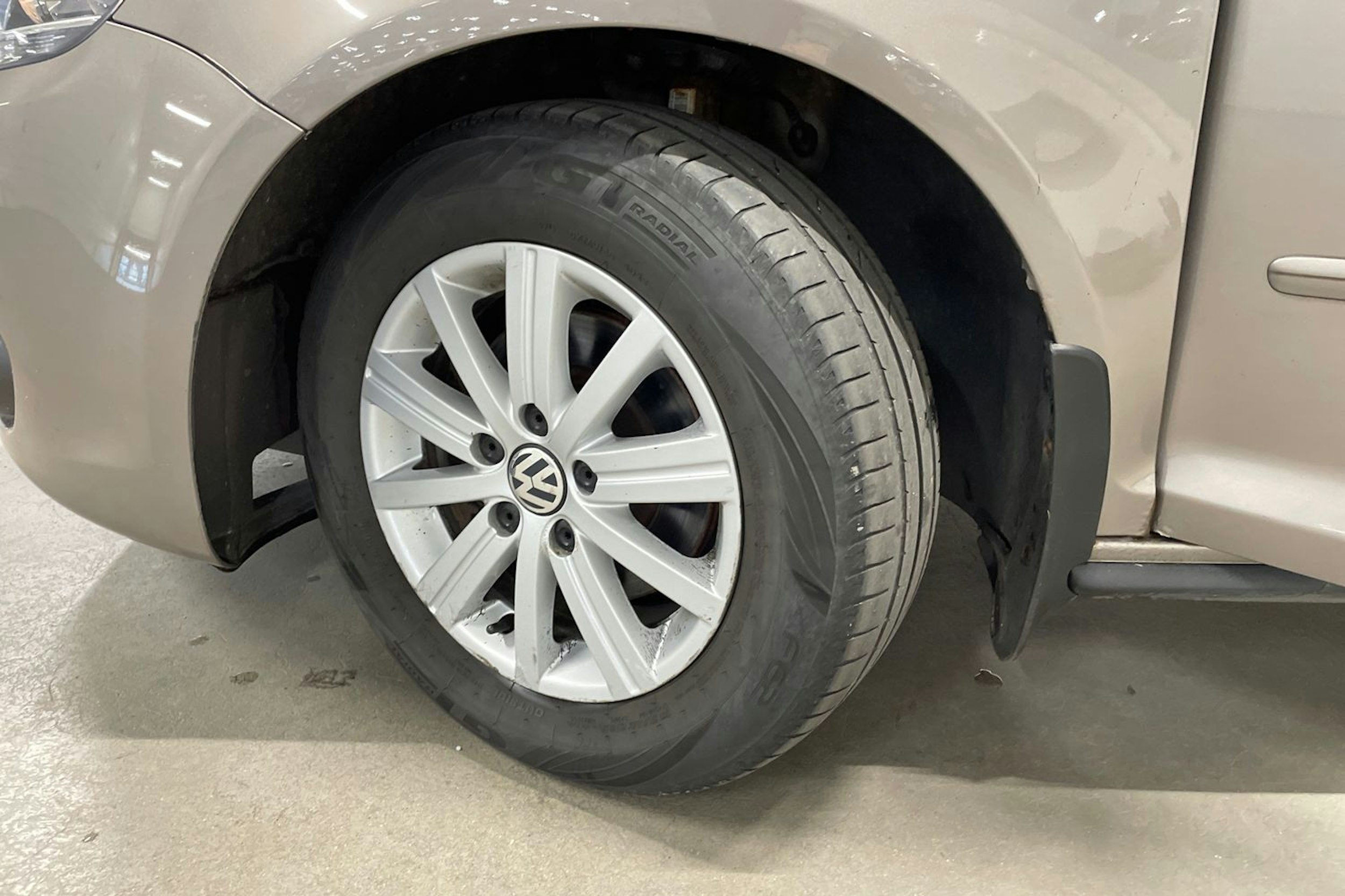ruskea (beige) Volkswagen Golf Plus 2012 kuva 10.
