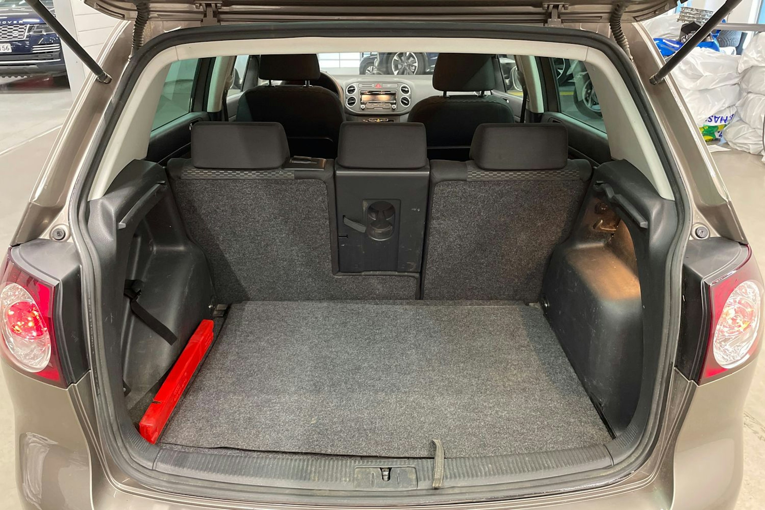ruskea (beige) Volkswagen Golf Plus 2012 kuva 12.