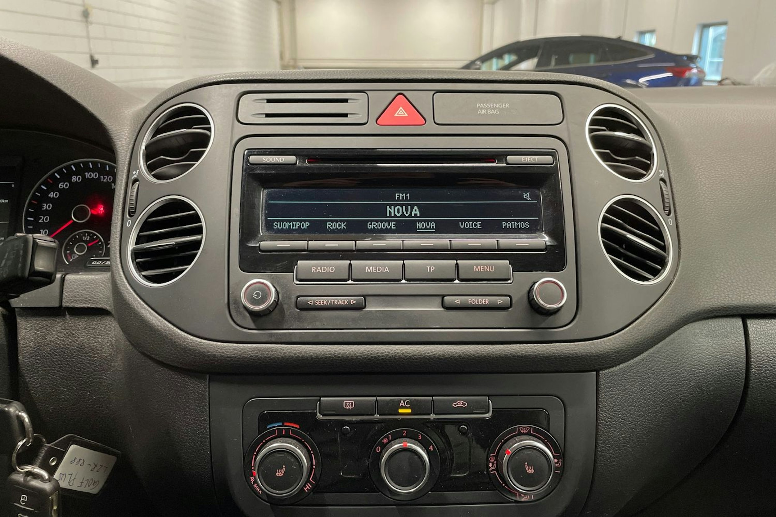ruskea (beige) Volkswagen Golf Plus 2012 kuva 14.