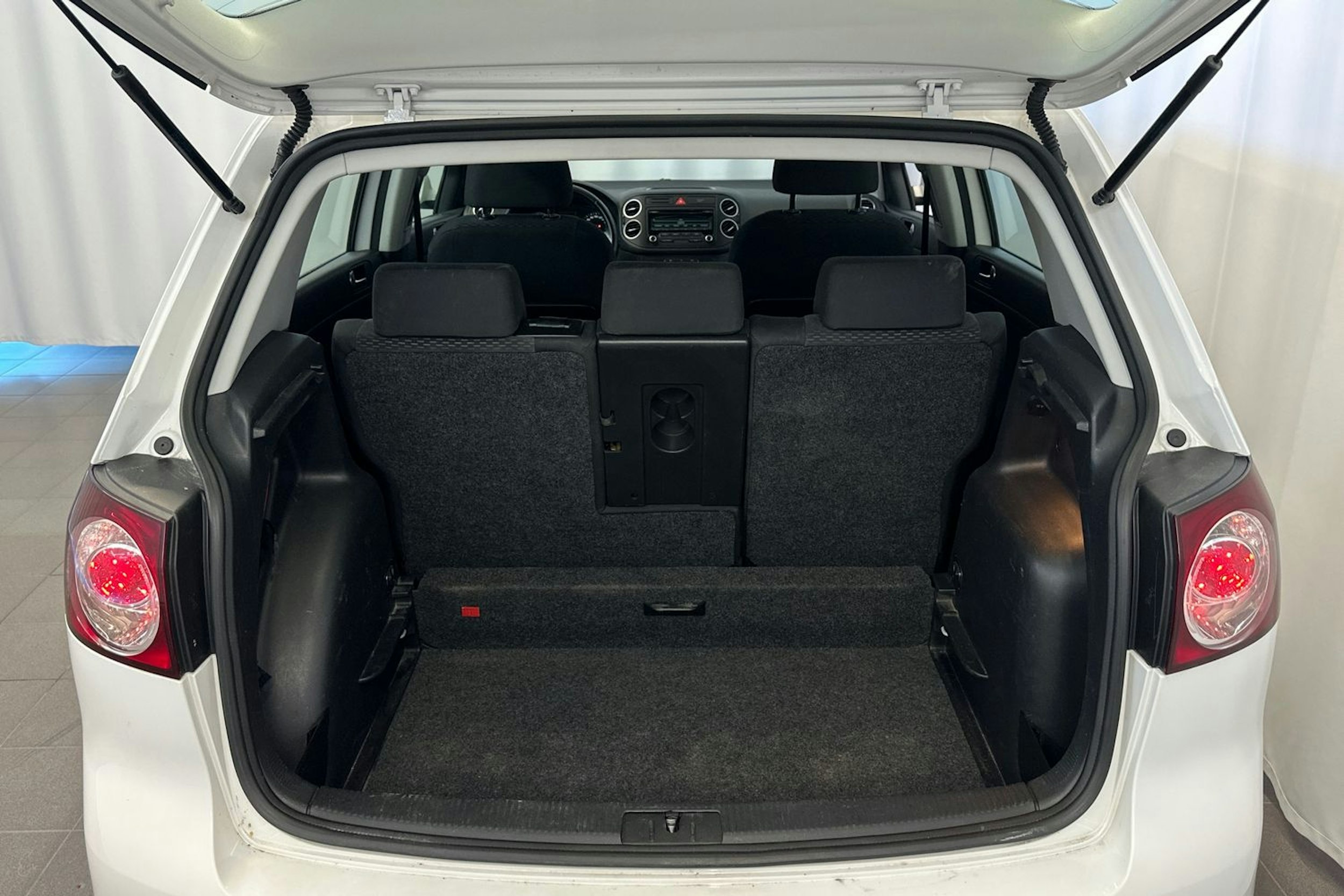 valkoinen Volkswagen Golf Plus 2012 kuva 15.